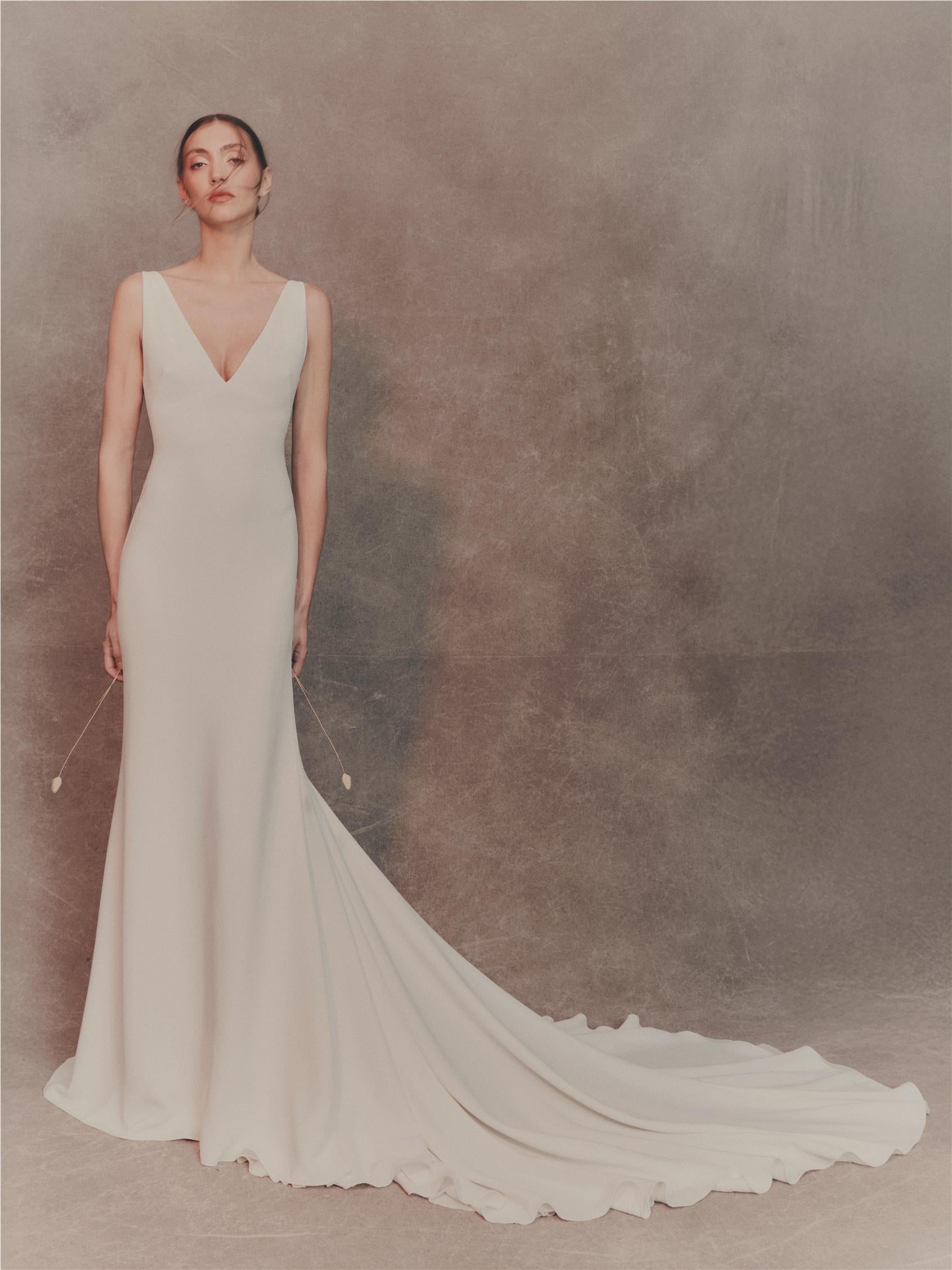 Parte delantera vestido sirena con escote en pico en crepe AGLOS.