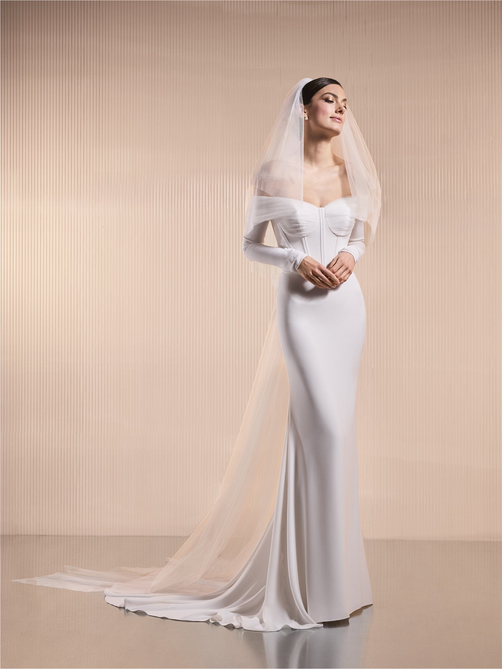 Partie avant robe coupe sirène avec épaules dénudées, manches longues et dos ouvert en crêpe ANAVIEL.