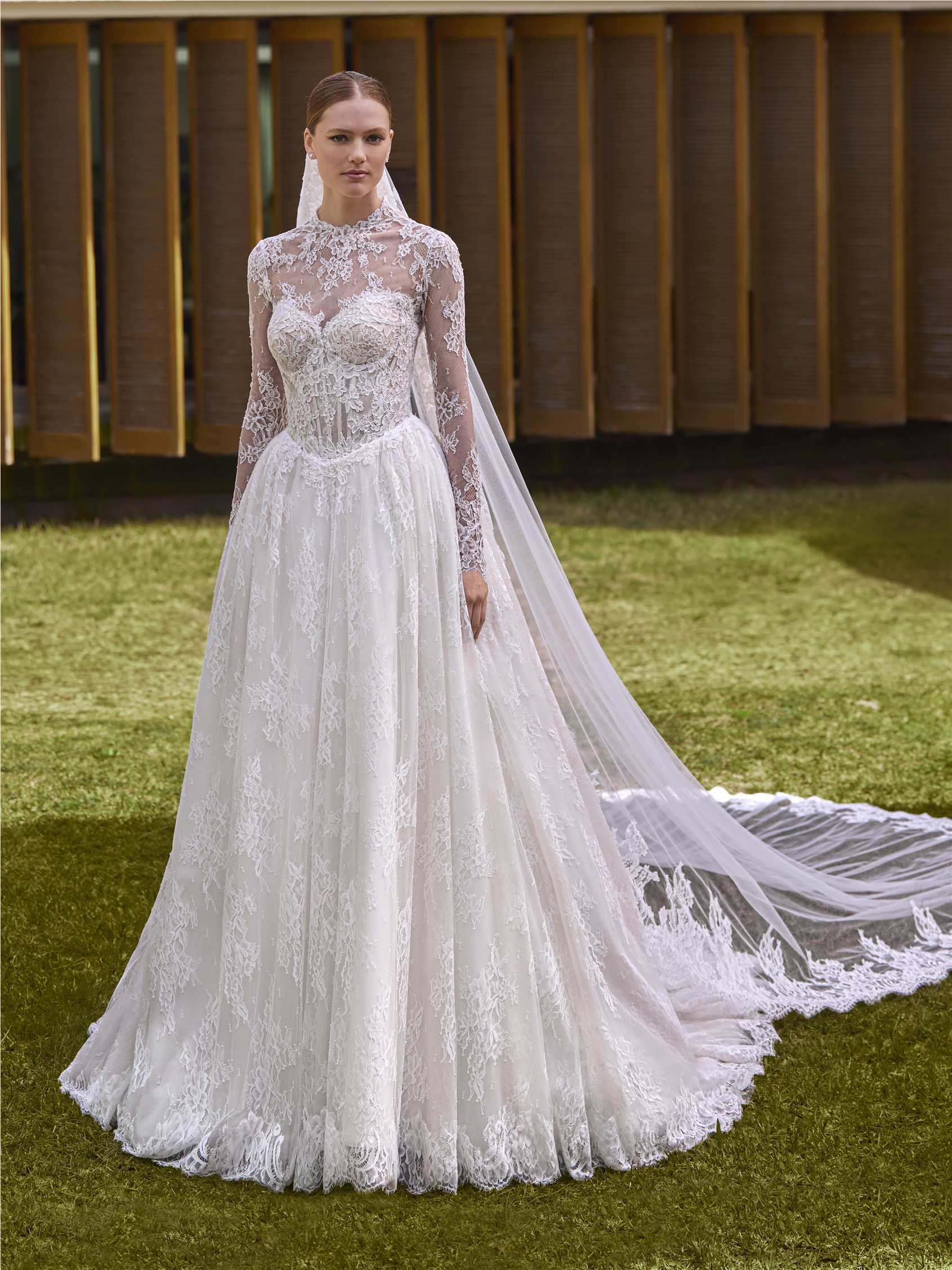 Parte anteriore abito principessa con scollo a cuore in pizzo BETJE.