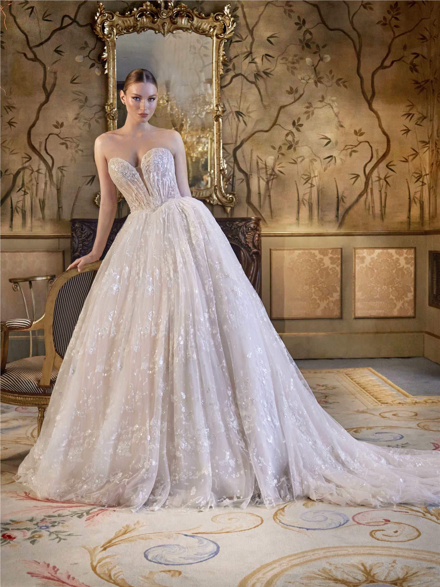 Vorderseite Prinzessin Kleid mit trägerlosem Ausschnitt mit Glitter BRETTIA.