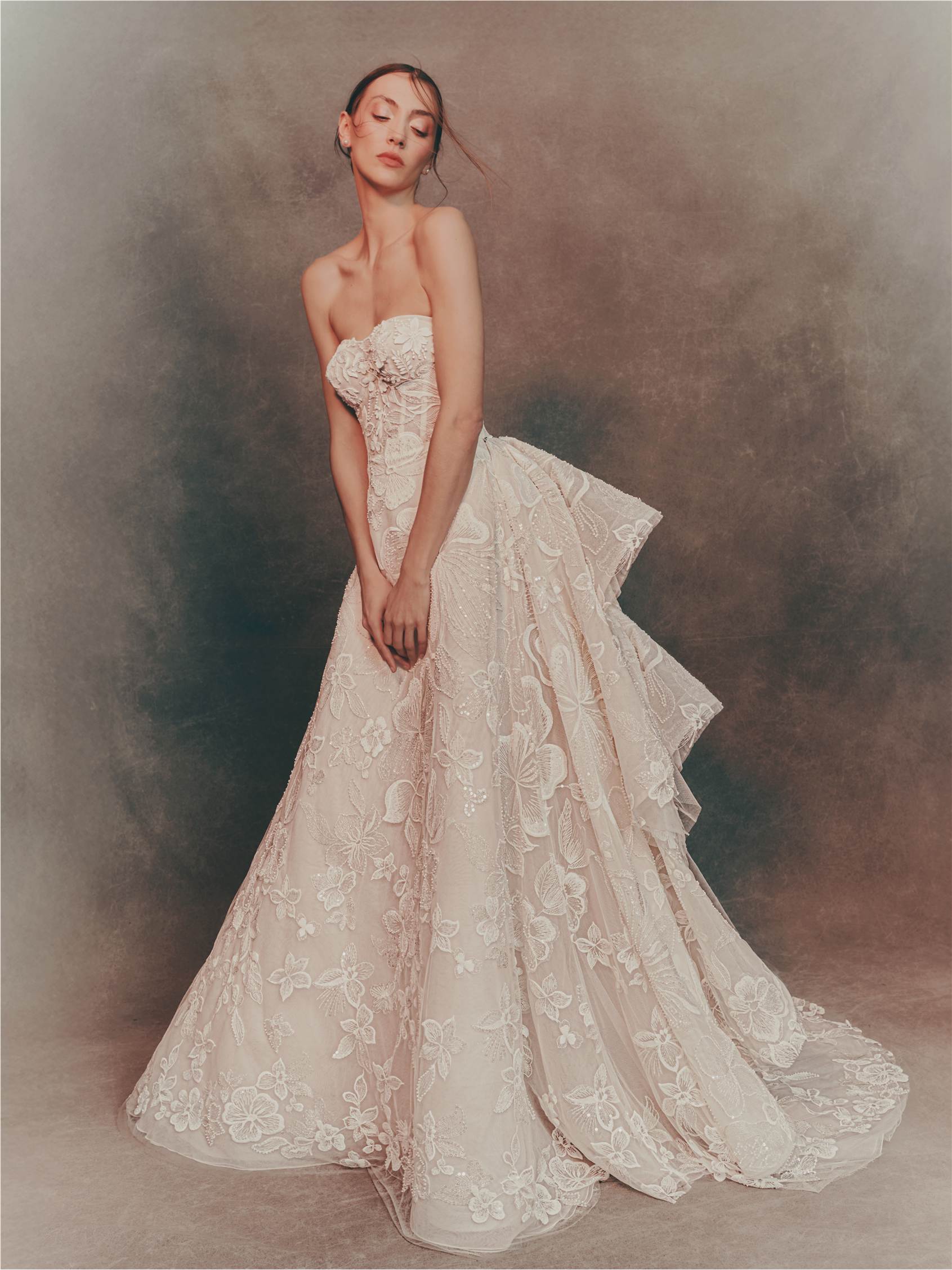 Parte delantera vestido princesa con escote palabra de honor en encaje CALILA.