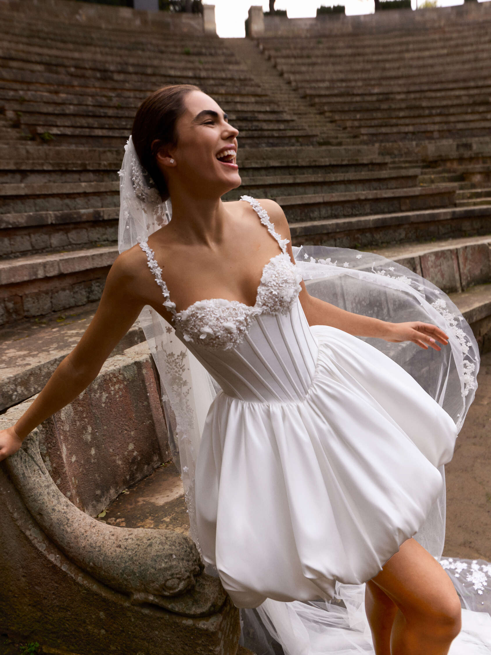 Front short wedding dress with sweetheart neckline in mikado CYANE.