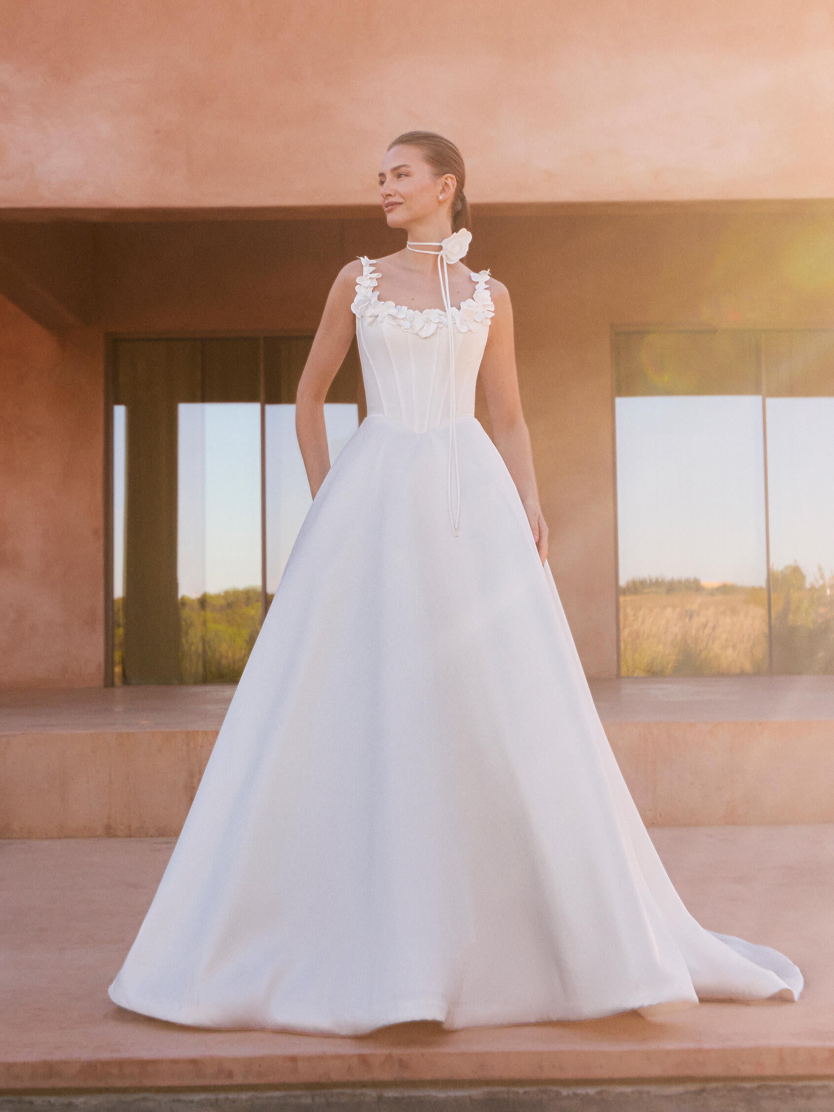 Vorderseite Prinzessin Brautkleid mit Rundhalsausschnitt aus Mikado CYENNAH.