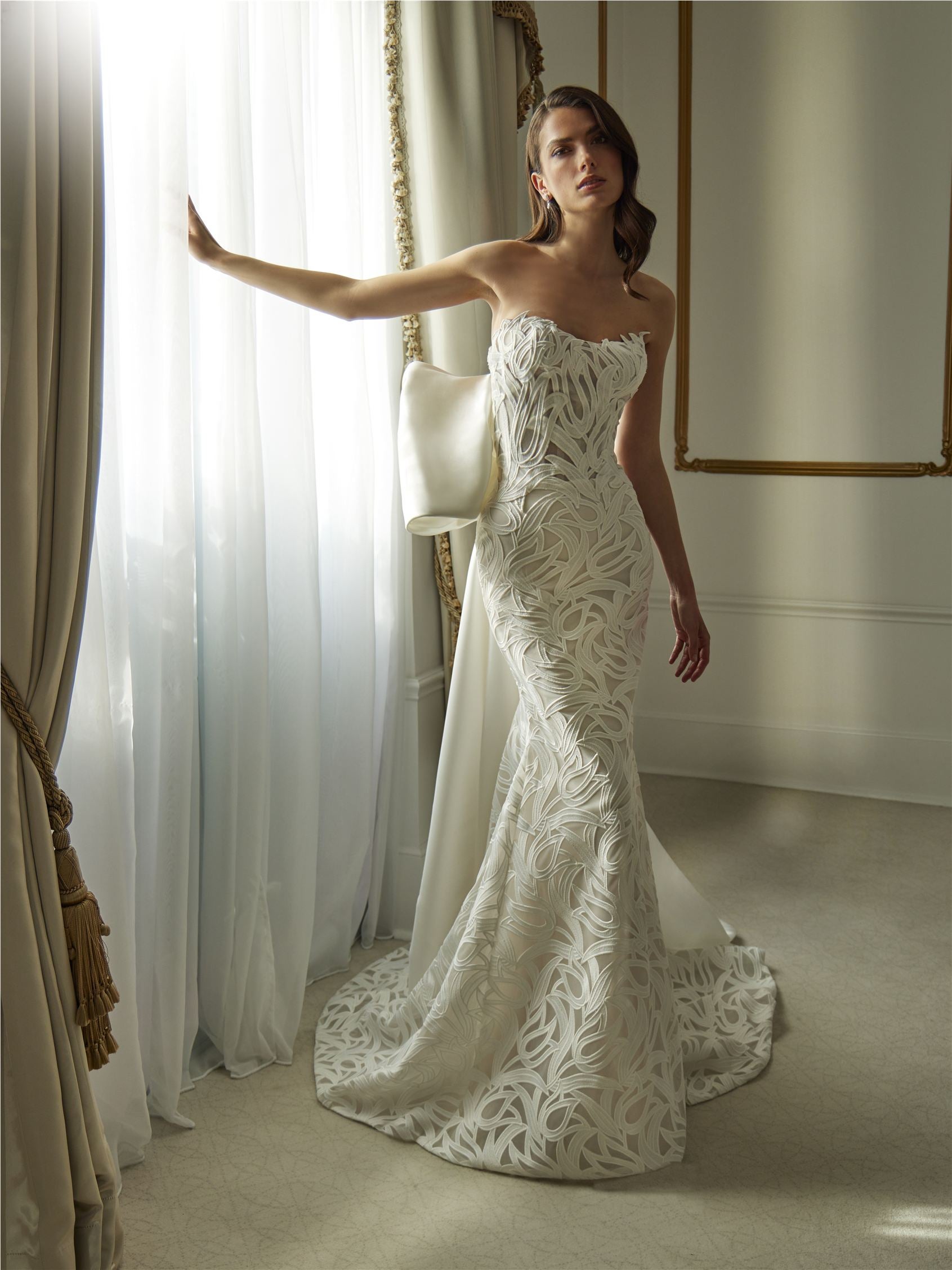 Parte delantera vestido sirena con escote palabra de honor en encaje DELIADES.