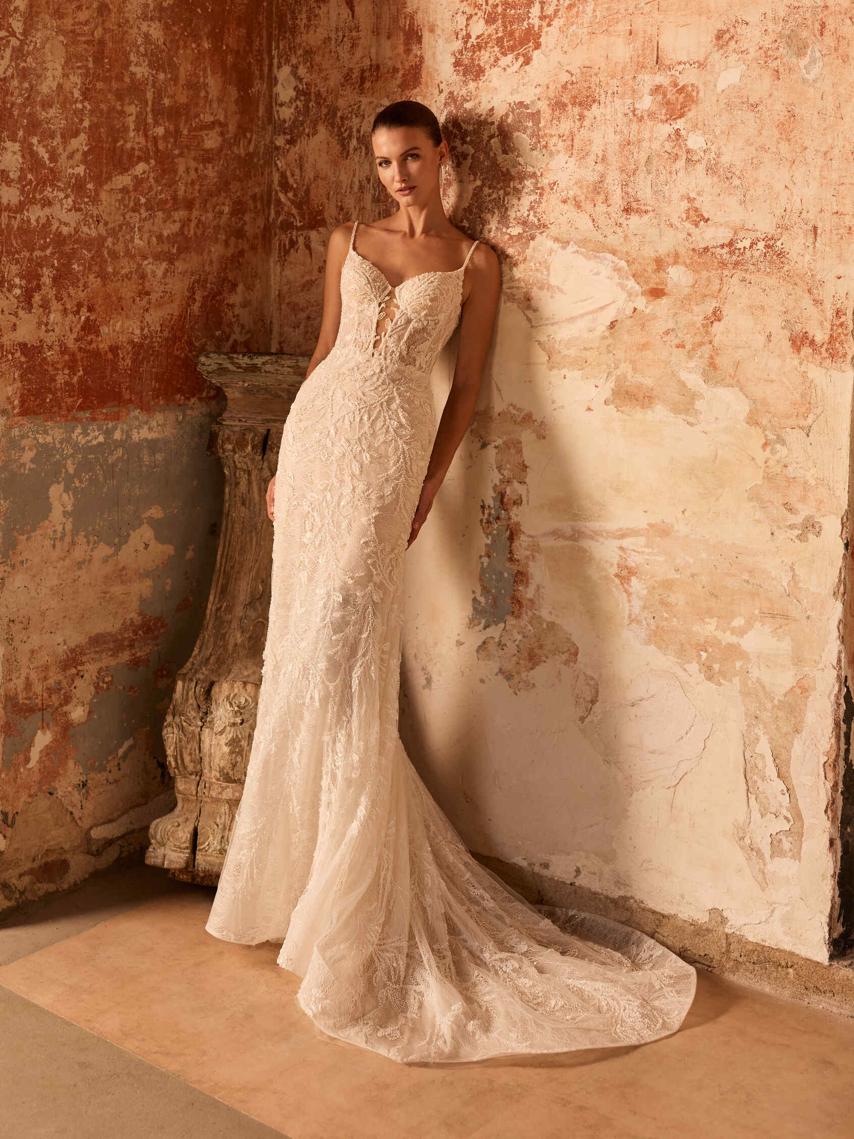 Parte frontal vestido de noiva sirena com decote coração em renda DEORA.