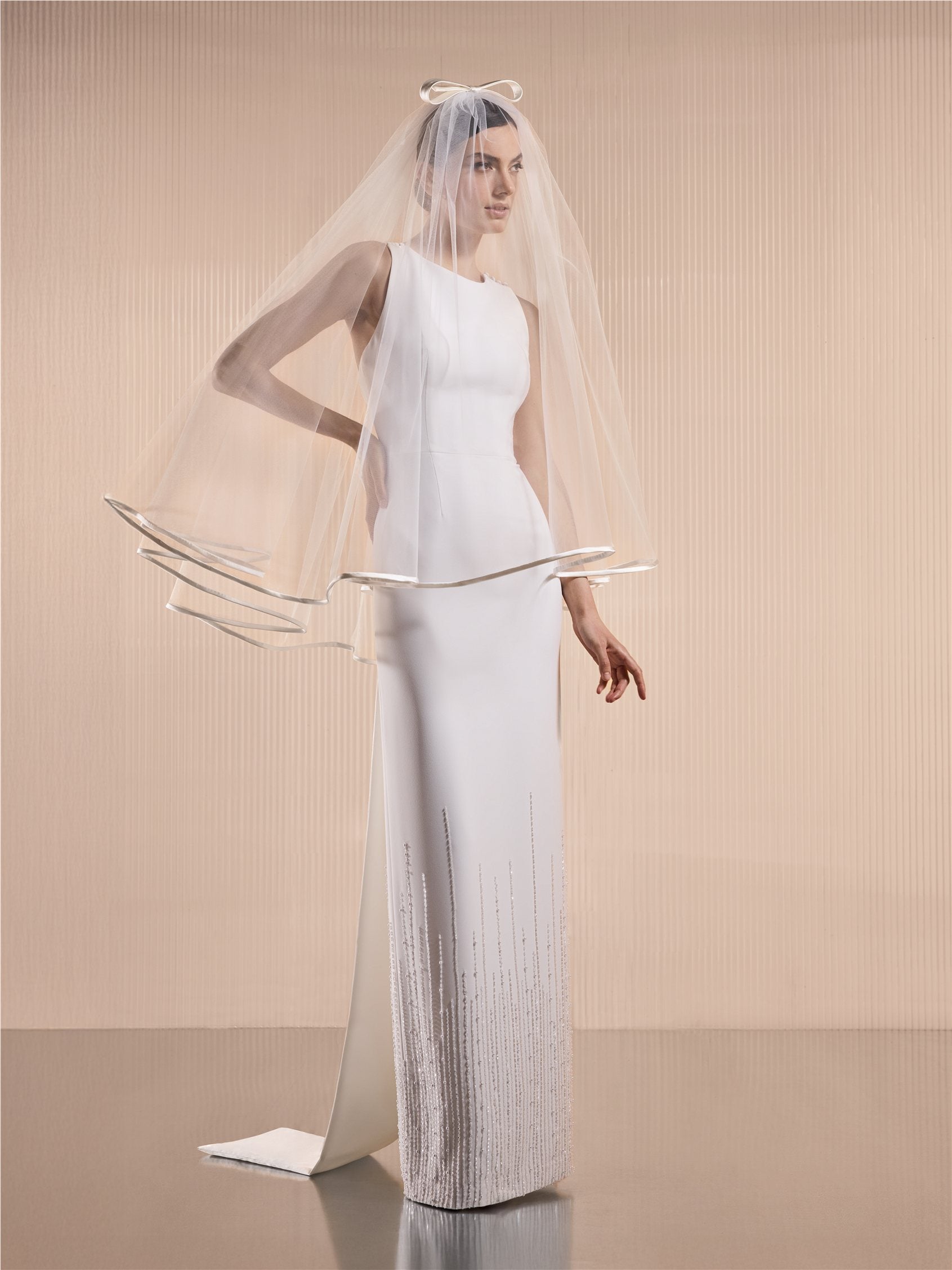 Parte anteriore abito da sposa dritto con scollo tondo in crepe ELORINA.