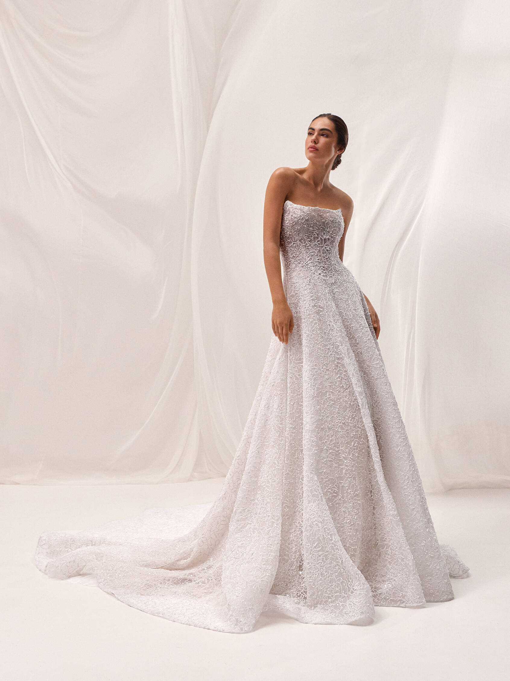 Vorderseite A-Linien Brautkleid mit herzförmigem Ausschnitt aus Spitze ERIANRY.