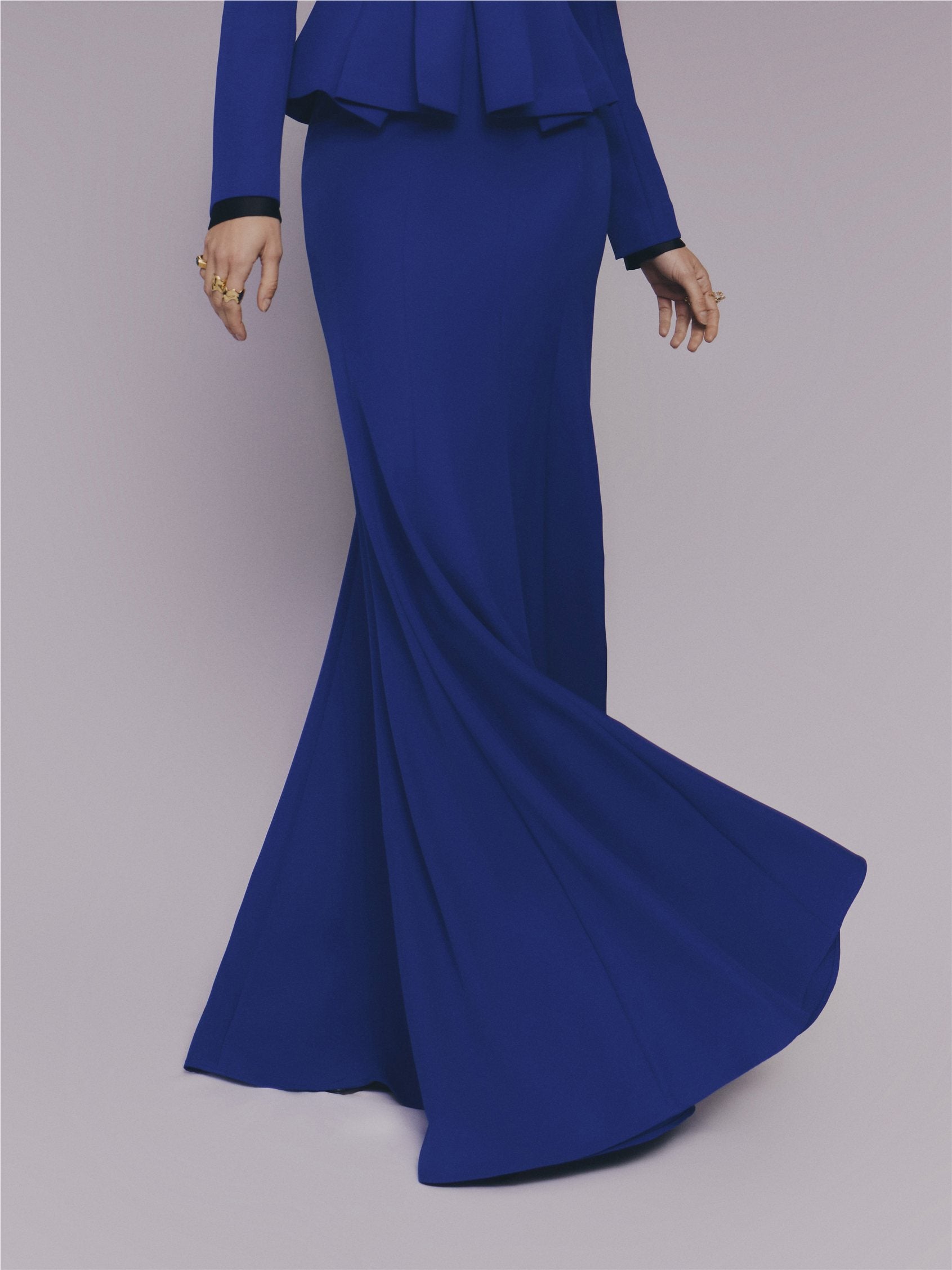 Parte anteriore abito per la madre della sposa a sirena con scollo a V, maniche corte in crepe ETOURNEAU.