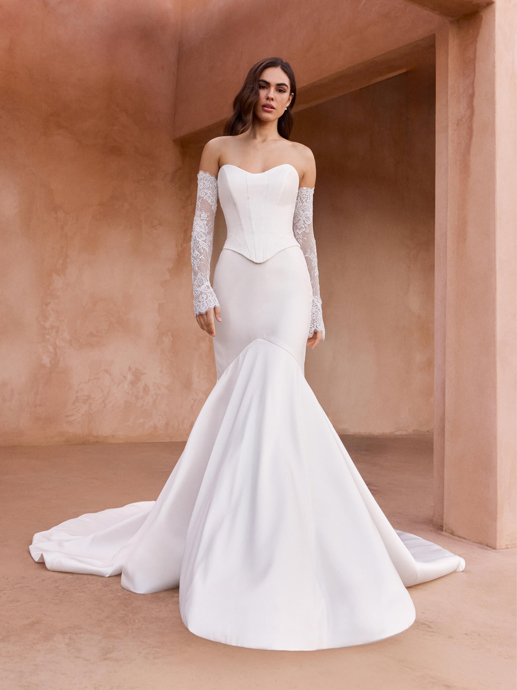 Vorderseite Meerjungfrau Brautkleid mit trägerlosem Ausschnitt aus Mikado FERNELLE.