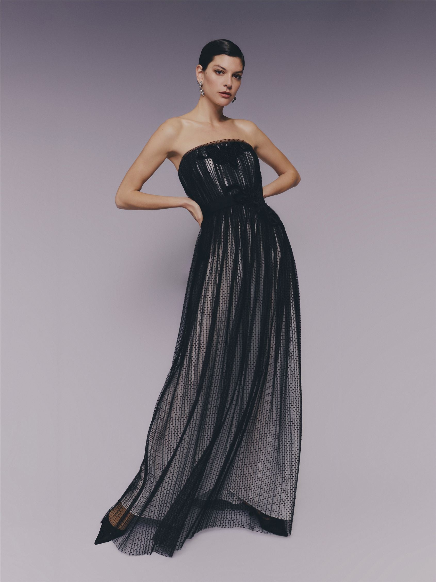 Vorderseite A-Linien Kleid mit trägerlosem Ausschnitt aus Tüll GAENIA.