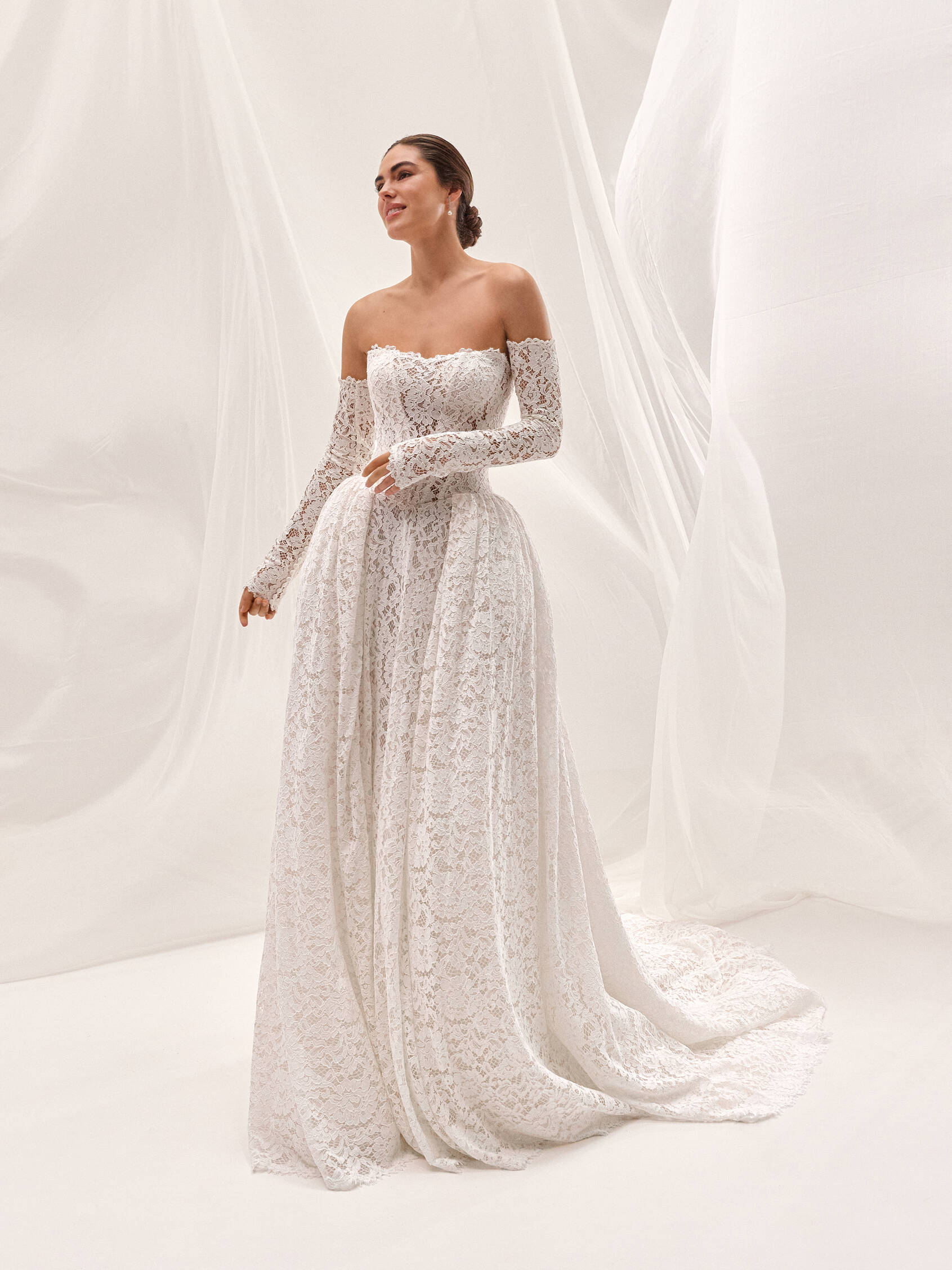 Vorderseite Prinzessin Brautkleid mit trägerlosem Ausschnitt aus Spitze GEVIA.