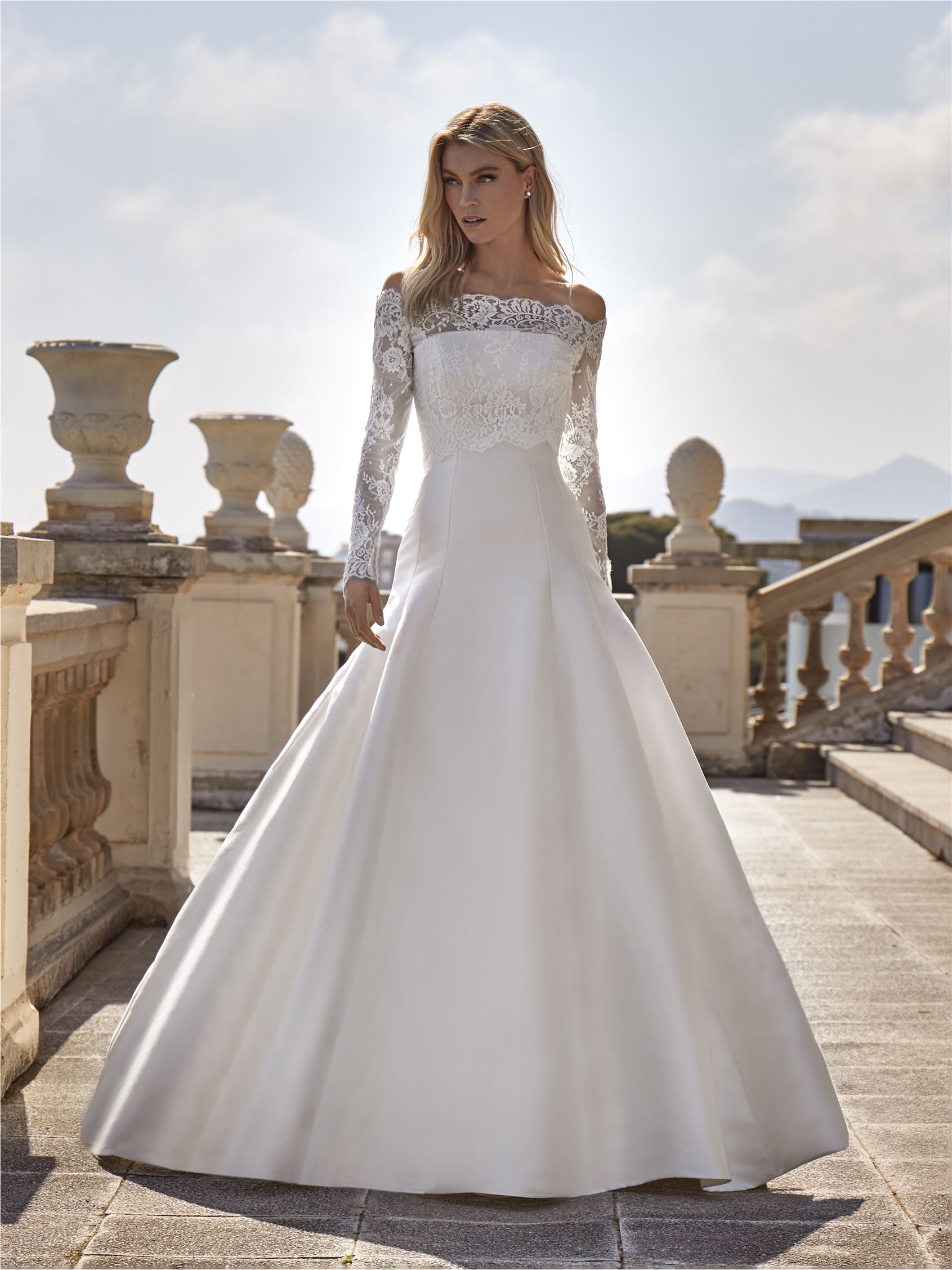 Parte anteriore abito a trapezio senza spalline in mikado GLENA.