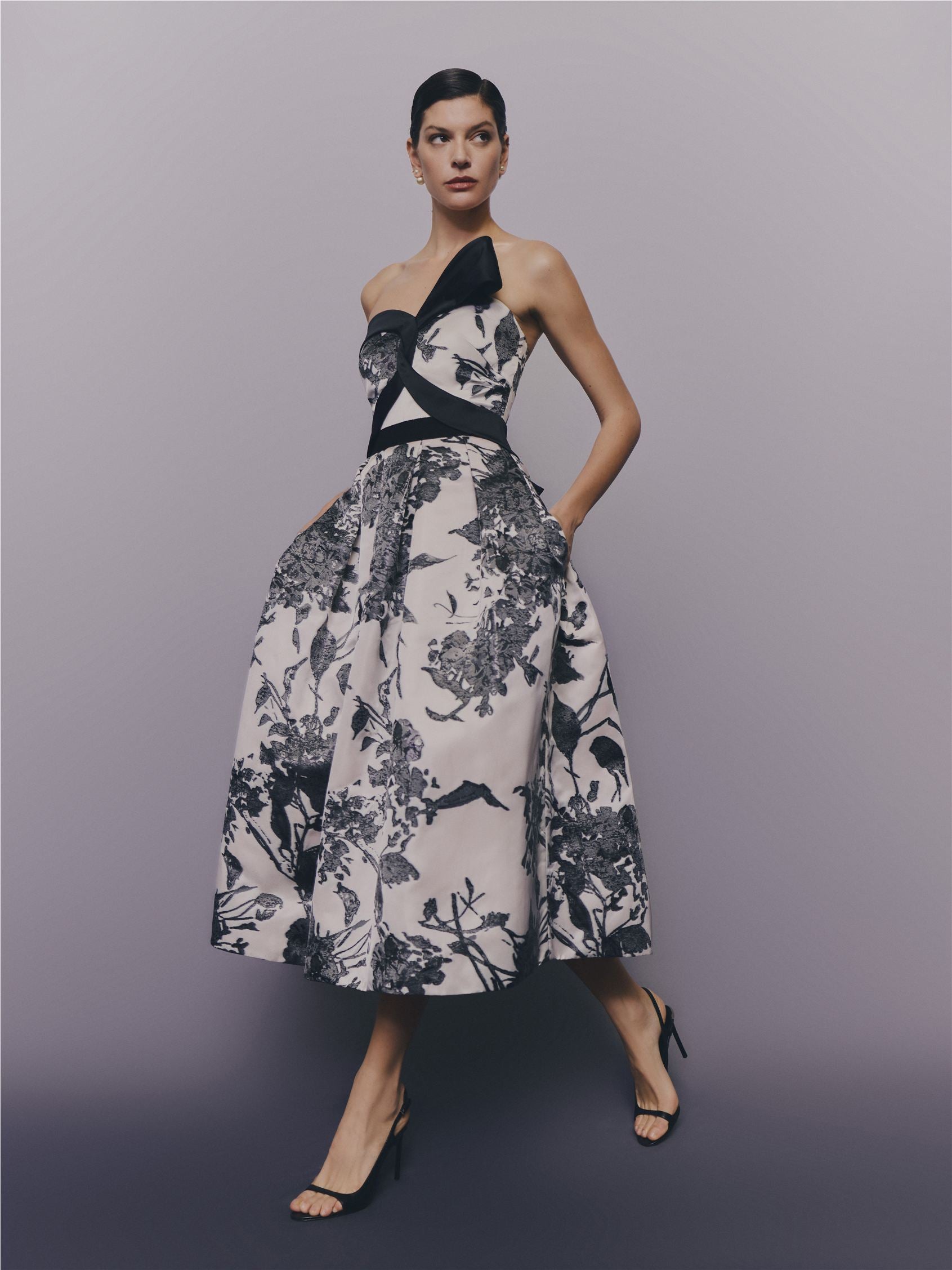 Parte frontal vestido midi corto sem alças e costas descobertas HYBLEO.