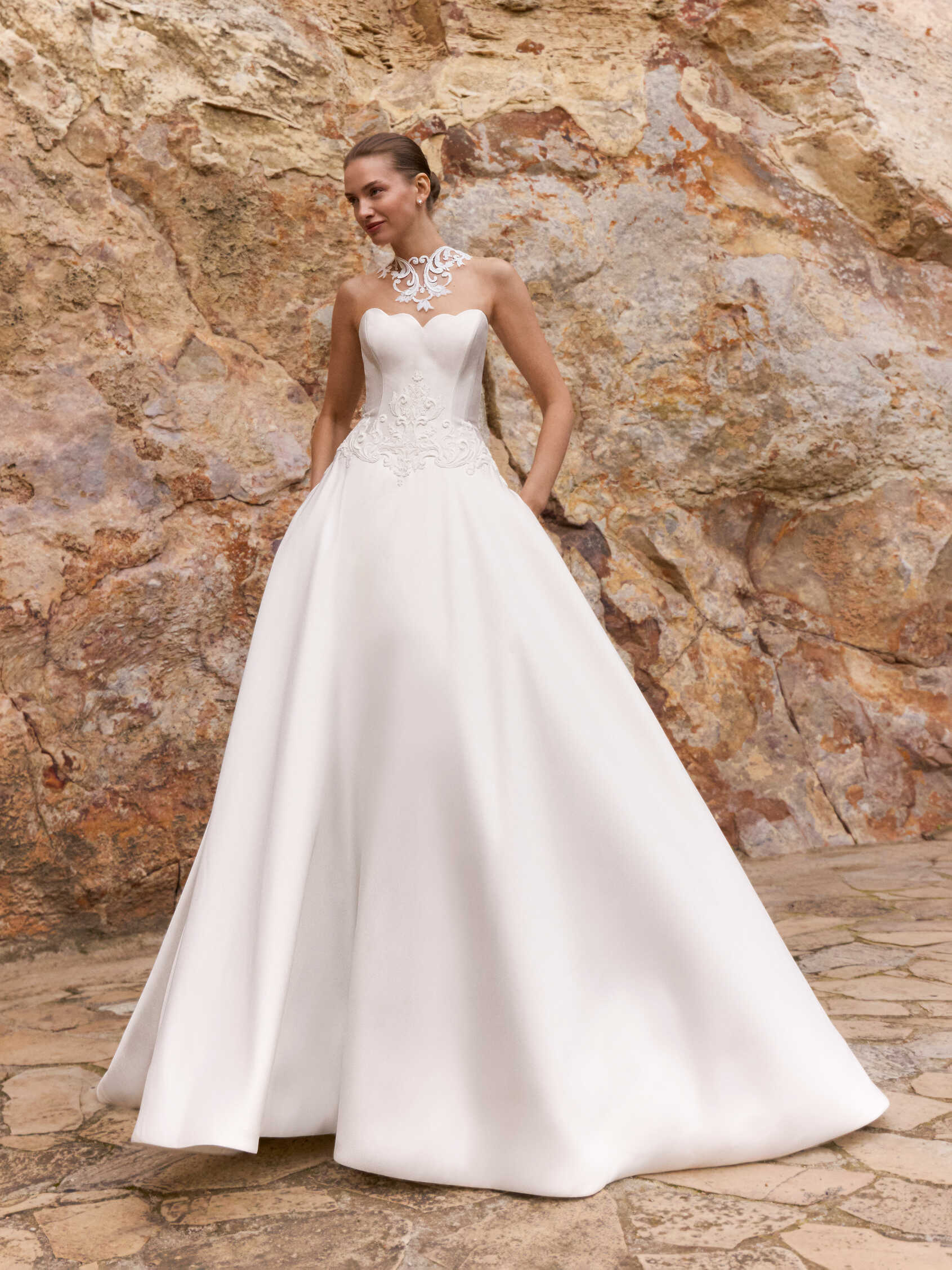 Front princess wedding dress with sweetheart neckline in mikado LEAFRA.