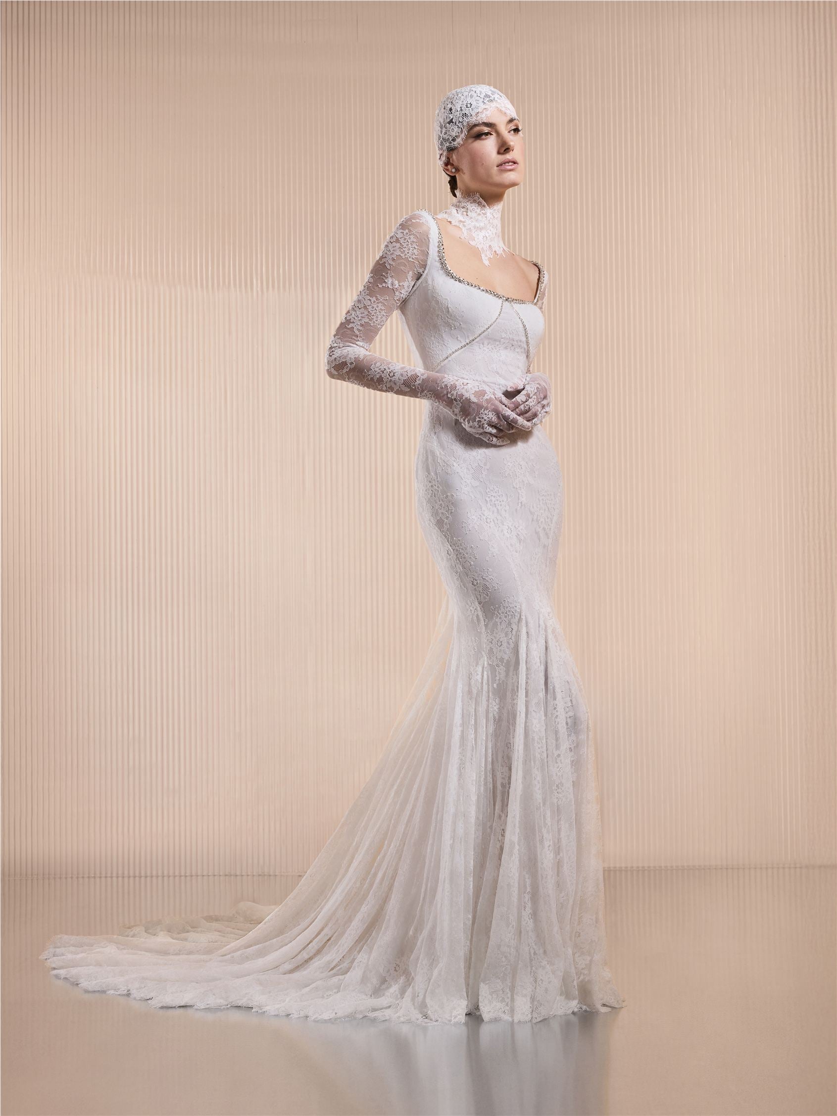 Parte anteriore abito a sirena con scollo quadrato, maniche corte e schiena scoperta in pizzo LIOREN.