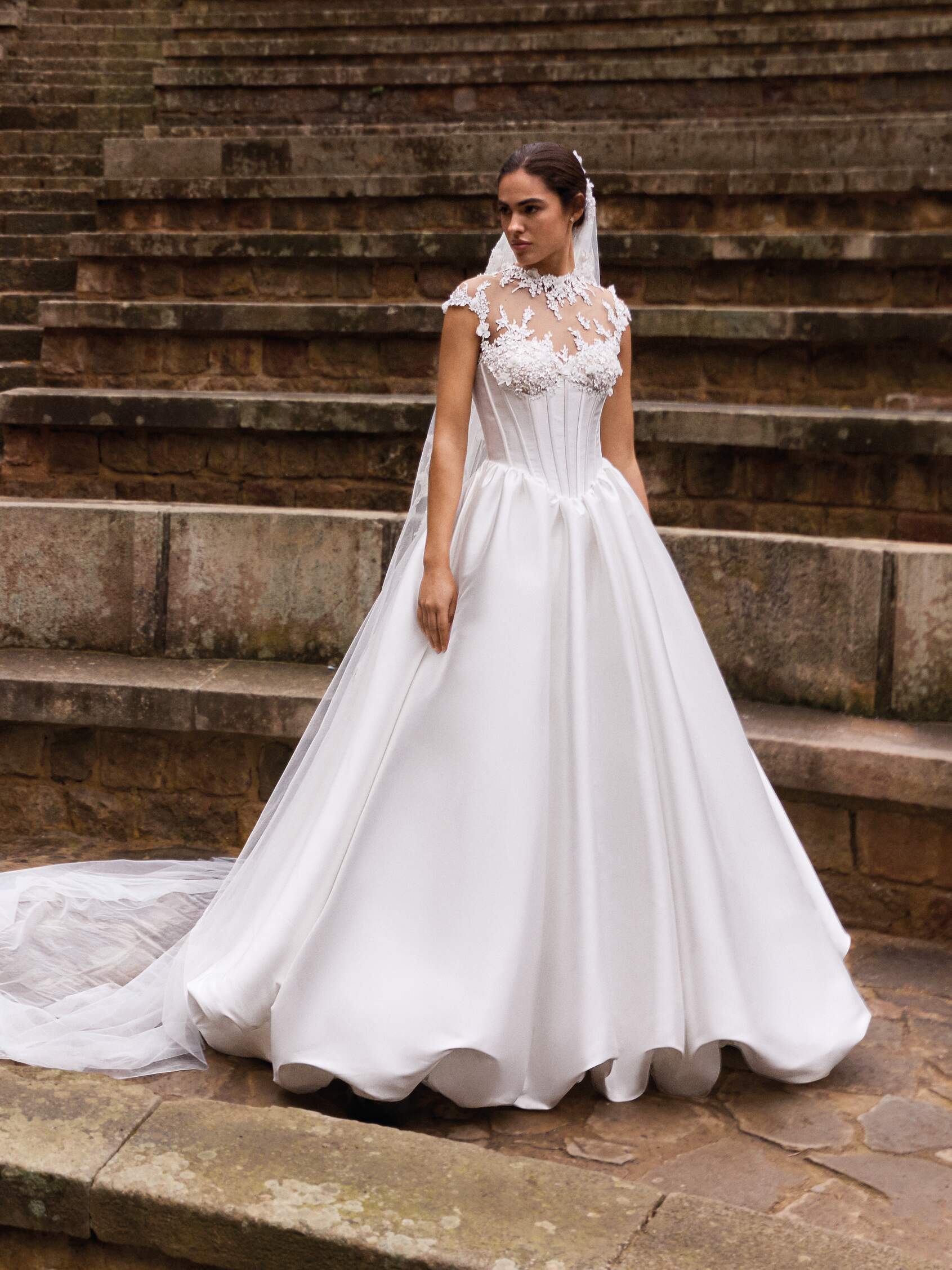 Vorderseite Prinzessin Brautkleid mit hohem Kragen, kurzen Ärmeln mit Rückenausschnitt aus Mikado LOUANA.