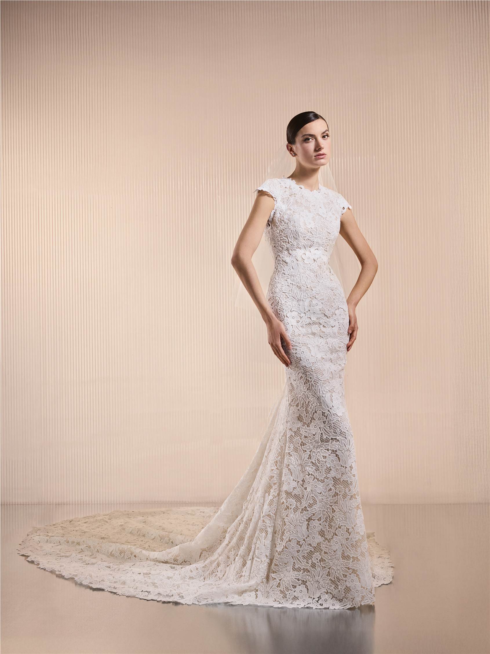 Front mermaid dress with round neckline, short sleeves and keyhole back in lace LYRENA.