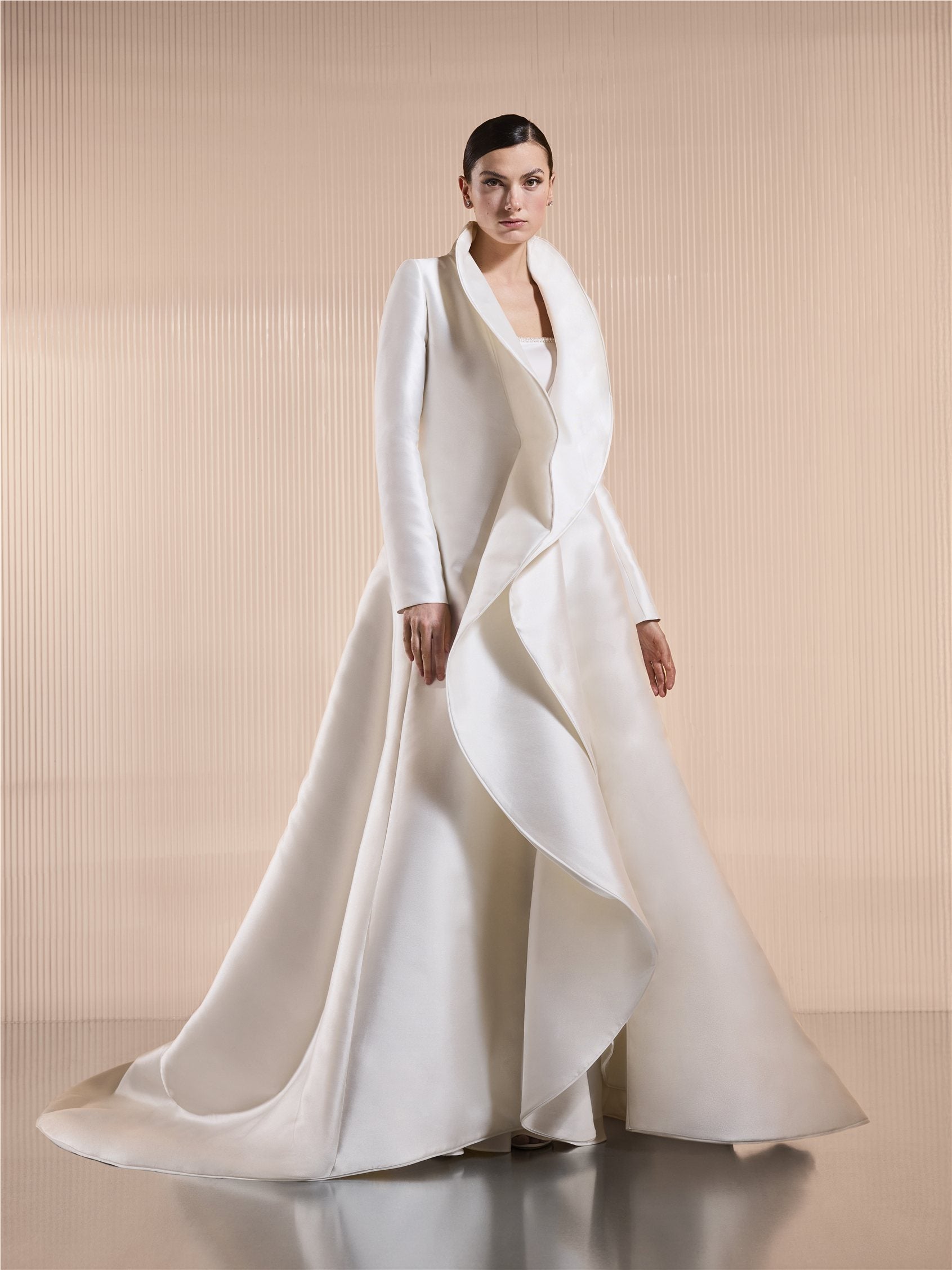 Parte anteriore abito da sposa a sirena con scollo tondo e schiena scoperta in raso MYRIANNA.
