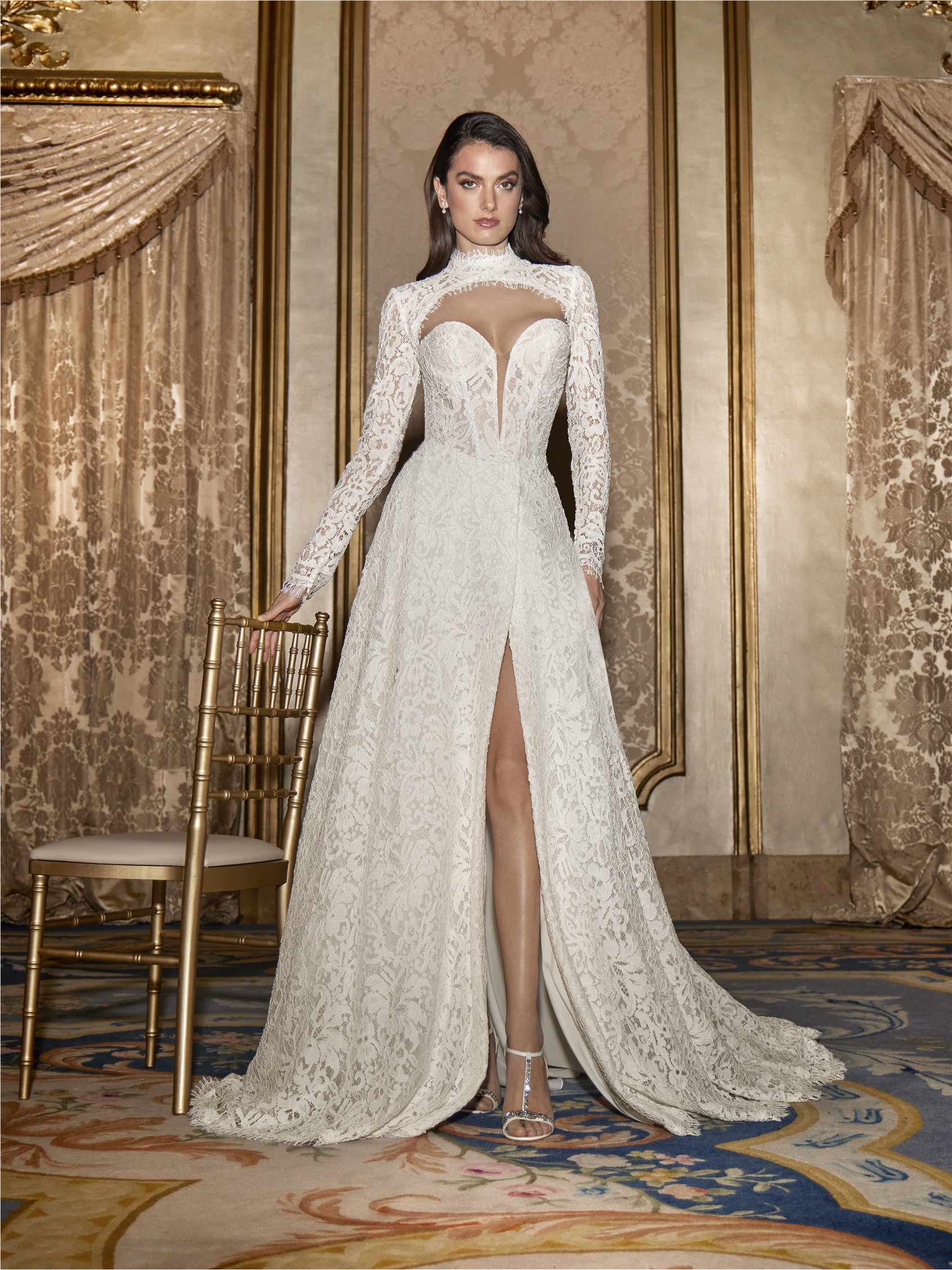 Vorderseite A-Linien Kleid mit herzförmigem Ausschnitt aus Spitze MYRMEX.