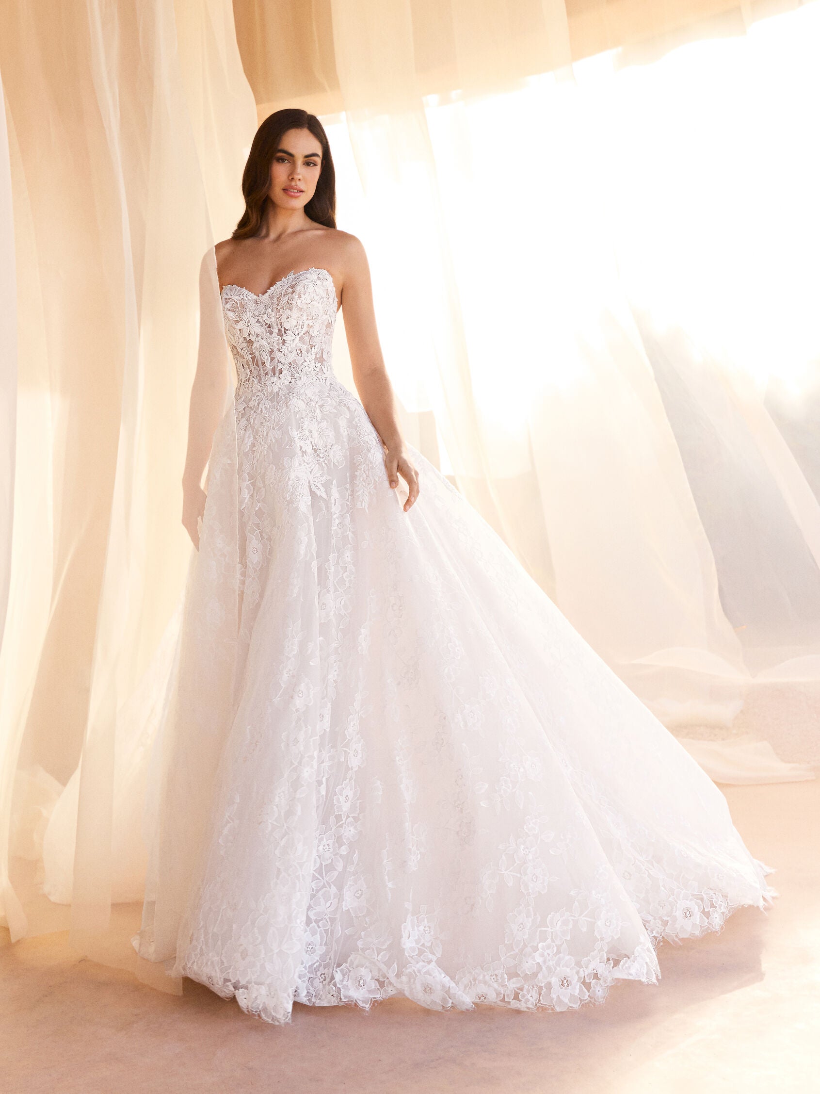 Vorderseite Prinzessin Brautkleid mit herzförmigem Ausschnitt aus Spitze NAISY.