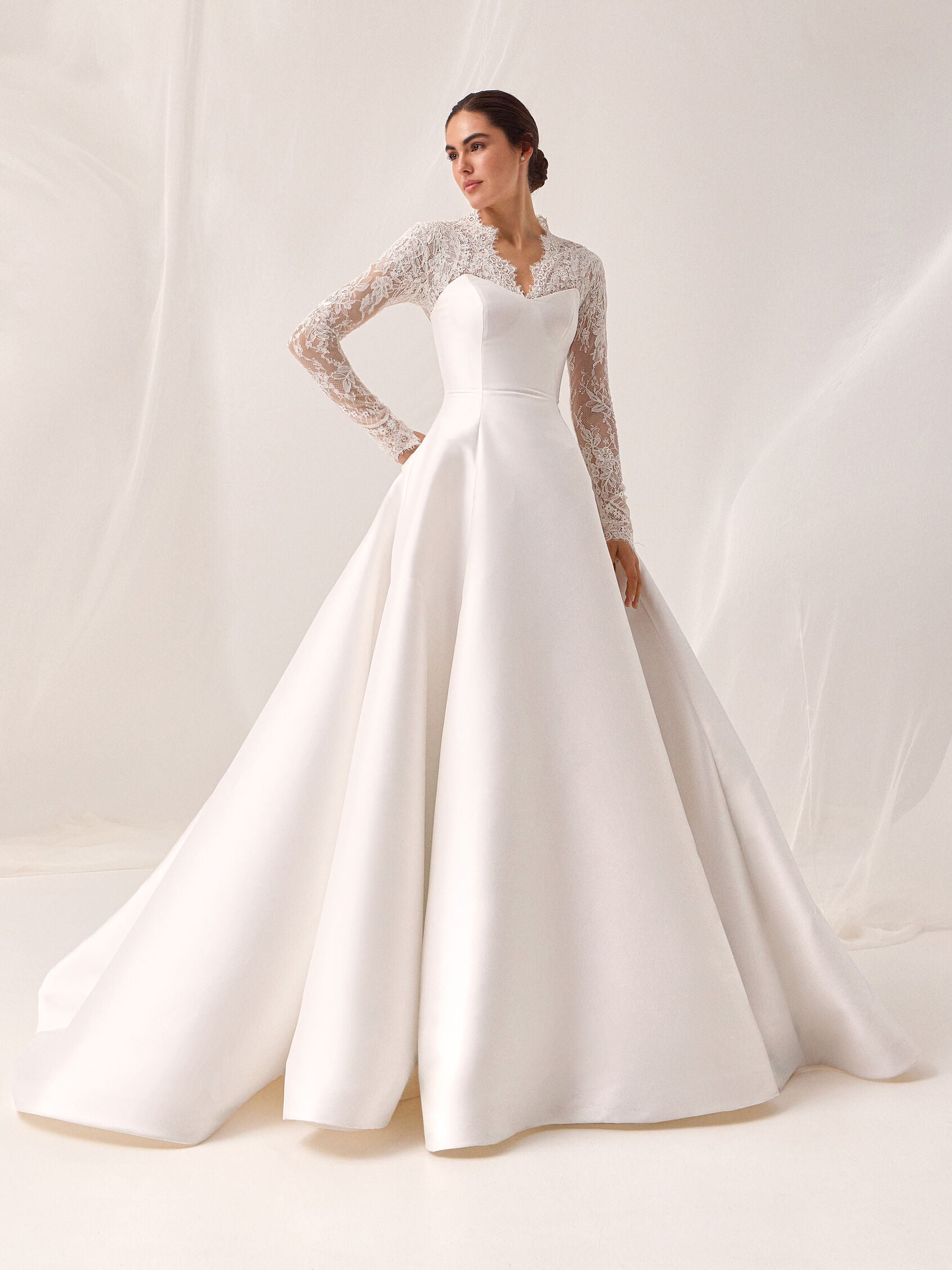 Vorderseite Prinzessin Brautkleid mit herzförmigem Ausschnitt aus Mikado NALTON.