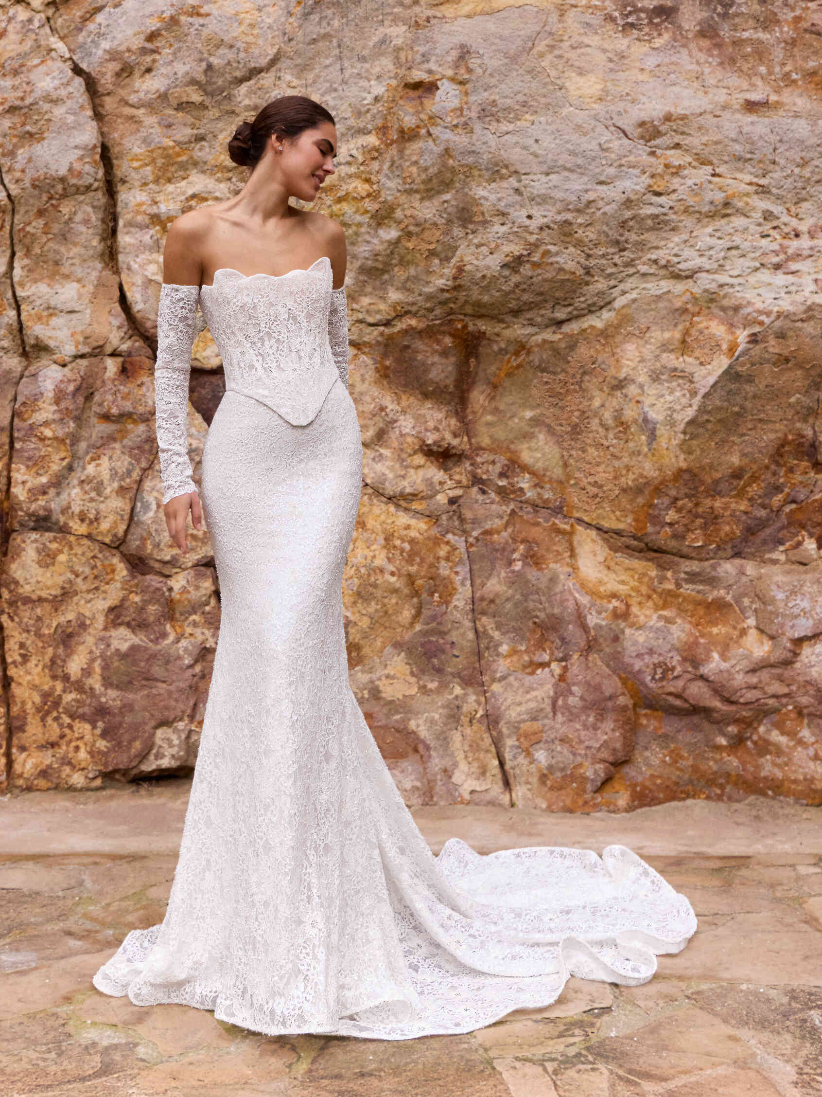 Vorderseite Meerjungfrau Brautkleid mit trägerlosem Ausschnitt aus Spitze PAMY.