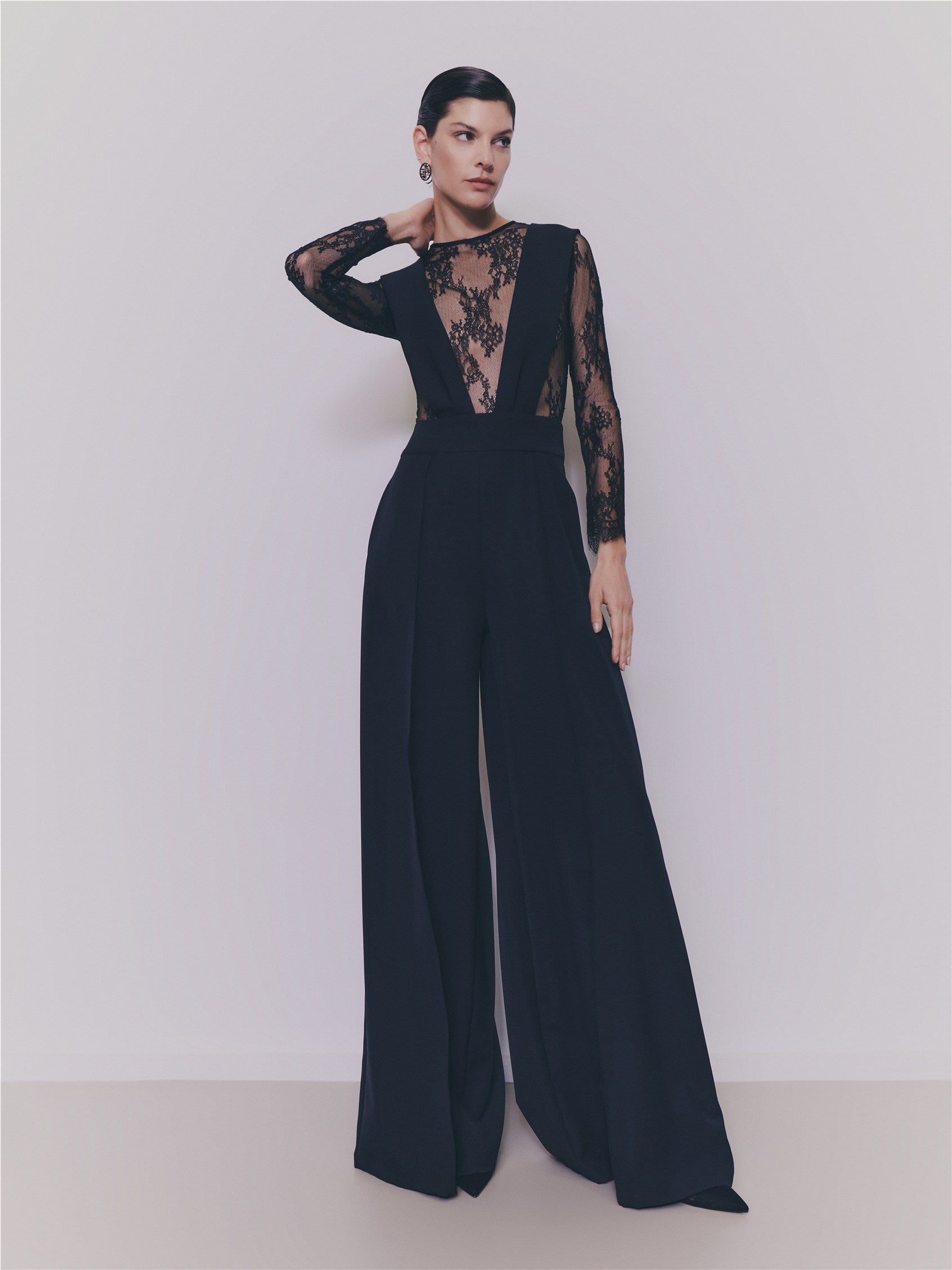 Partie avant combinaison coupe droite avec encolure ronde, manches longues en crêpe PINTADE.