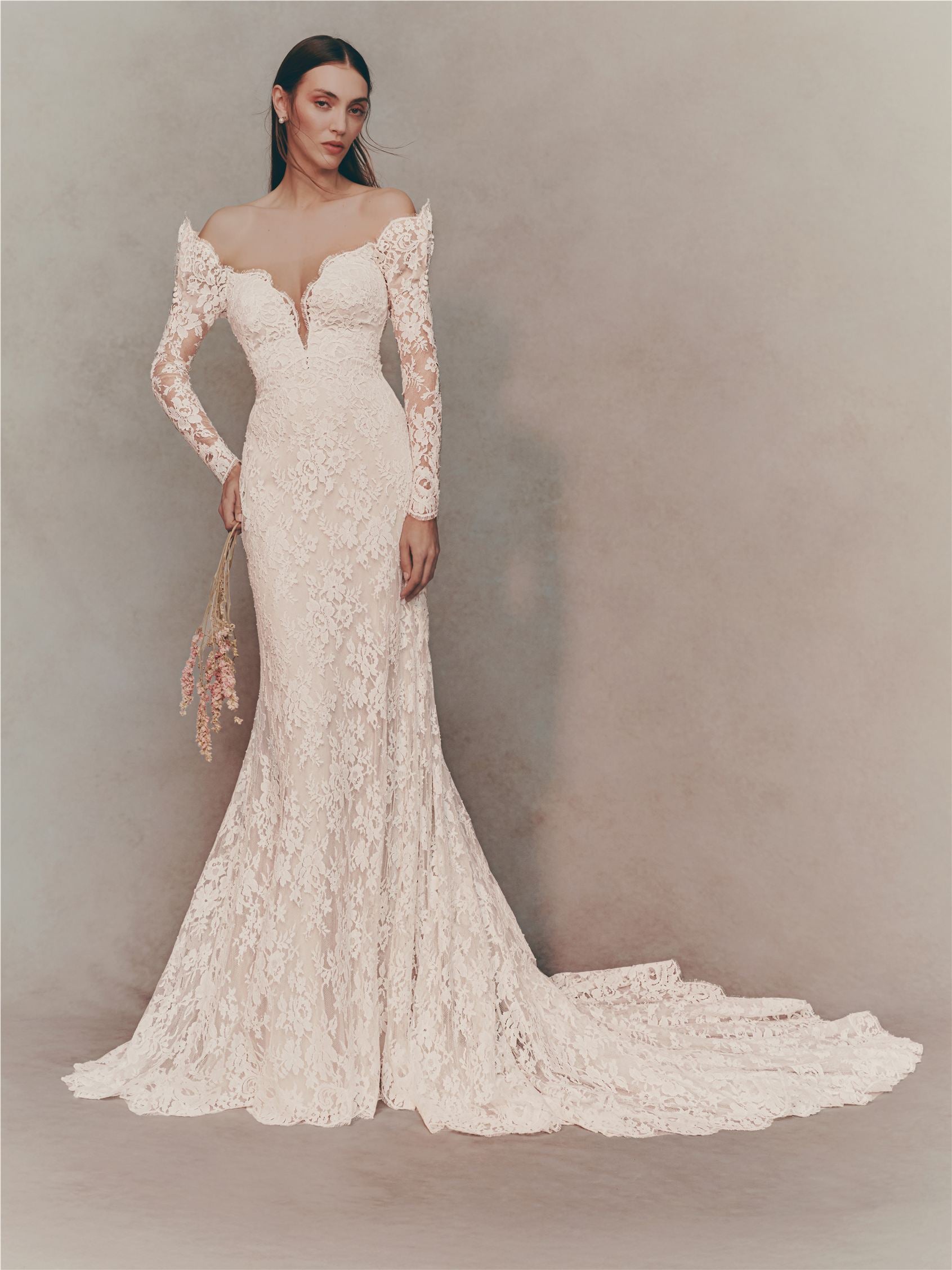 Parte anteriore abito a sirena con scollo omerale, maniche corte in pizzo SISSONE.