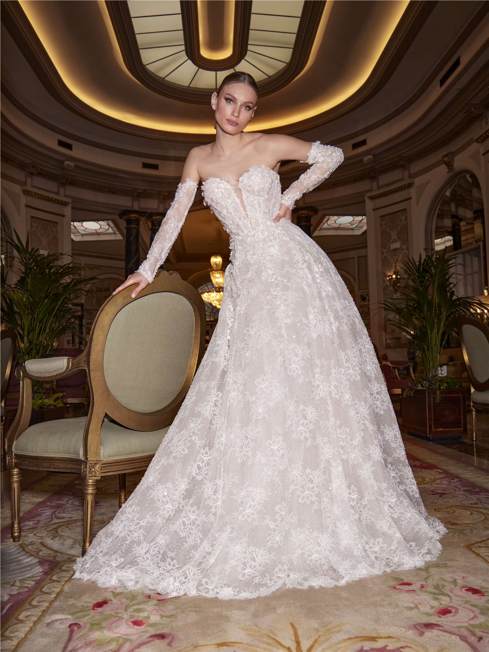 Parte anteriore abito a trapezio con scollo a cuore in pizzo SUFI.