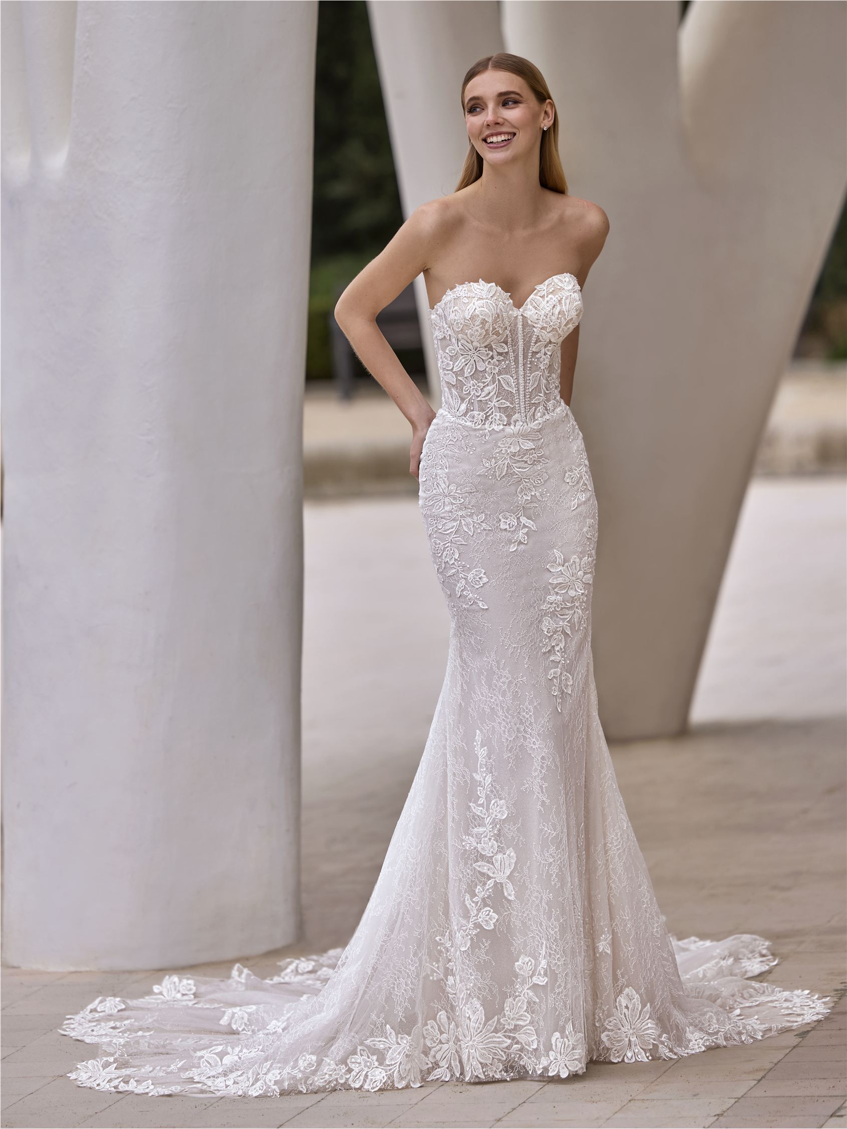 Front mermaid dress with sweetheart neckline in lace ZILLAH.