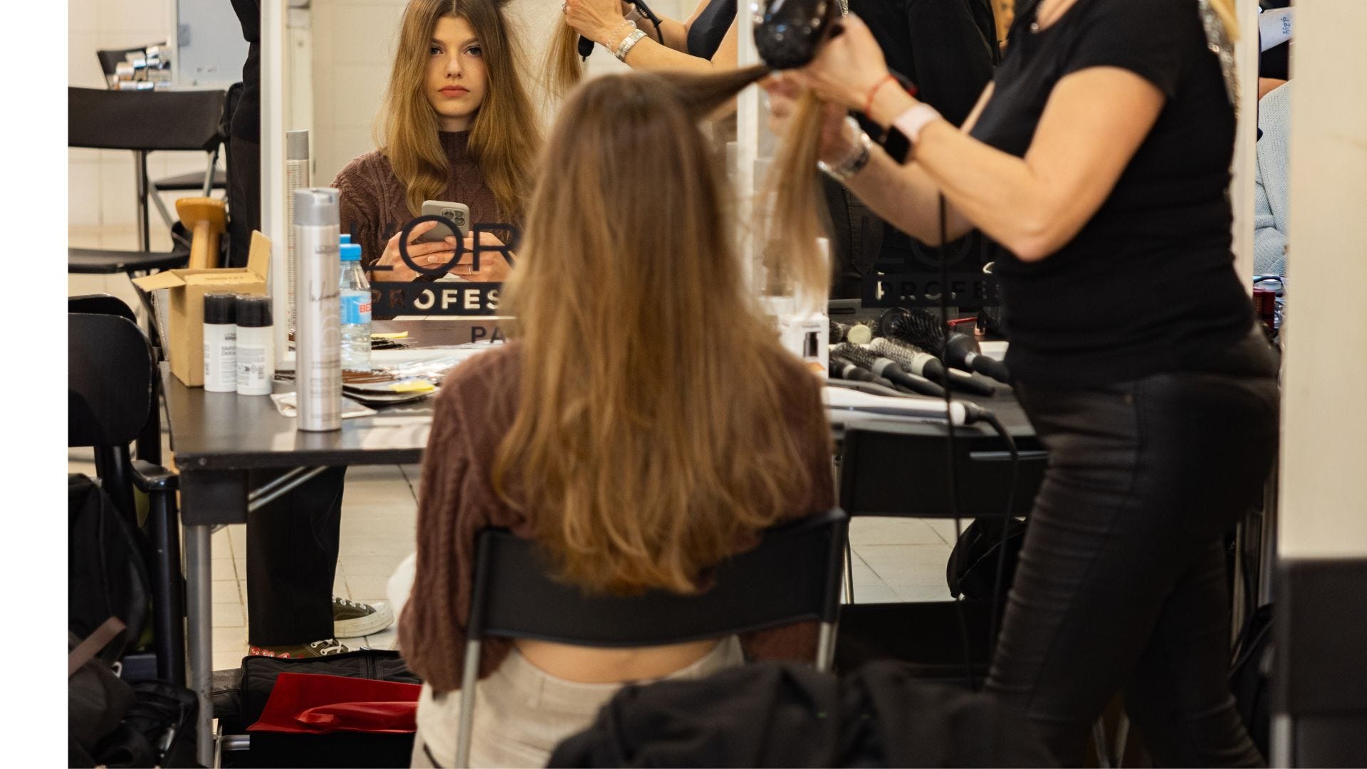 Mujer con un vestido de novia palabra de honor al aire libre apoyada en un coche rojo