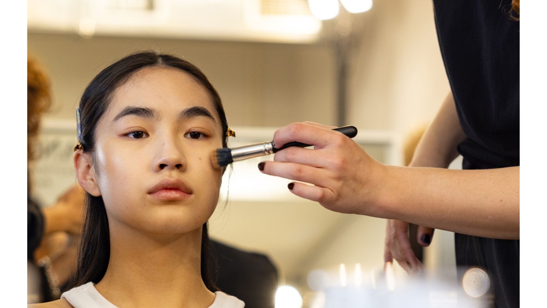 Mujer con un vestido de novia palabra de honor al aire libre apoyada en un coche rojo