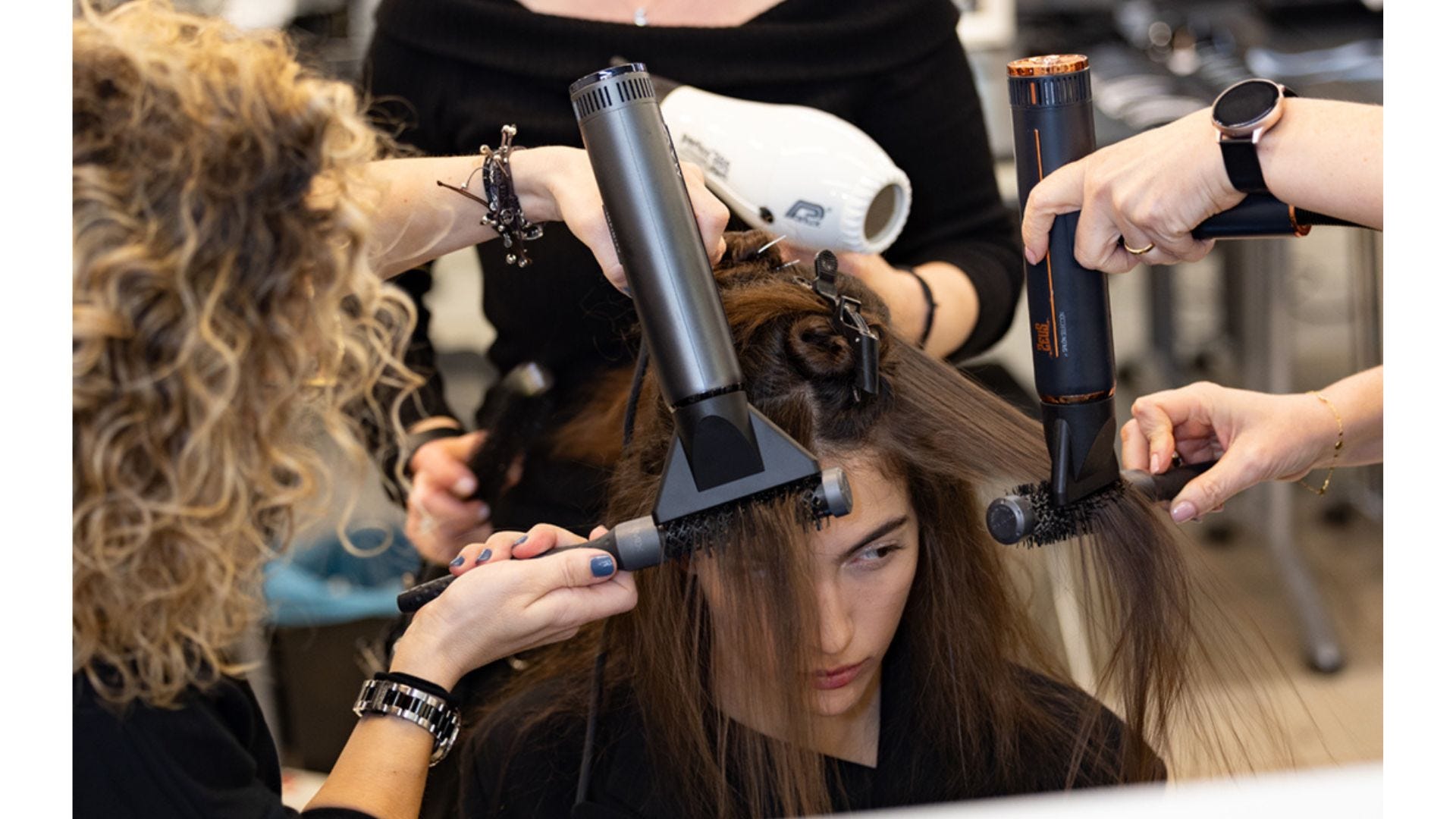 Mujer con un vestido de novia palabra de honor al aire libre apoyada en un coche rojo