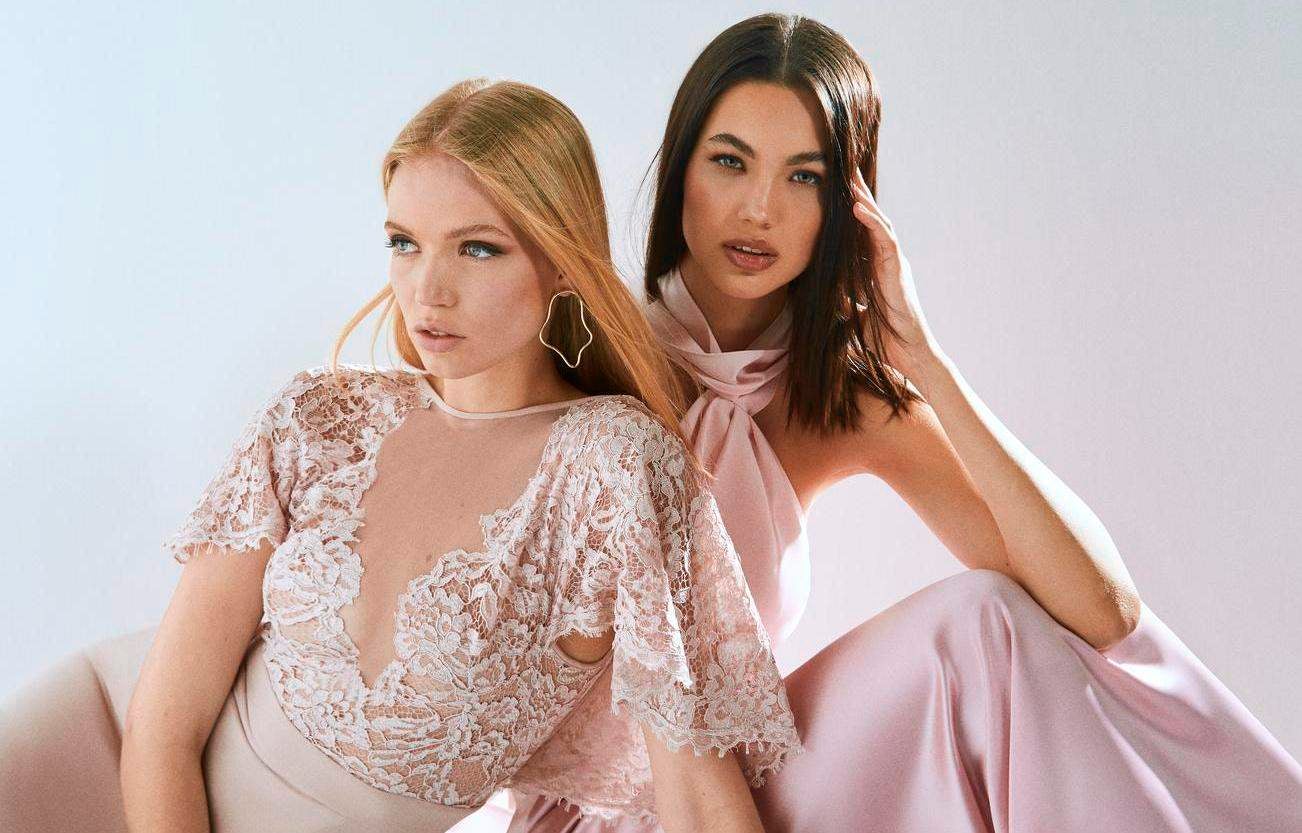 Dos mujeres con un vestido de boda para protocolo de día 