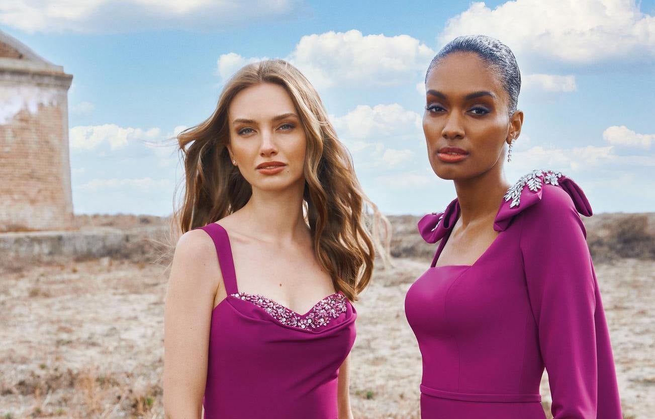 Duas mulheres com maquilhagem perfeita e vestidos rosa sob o céu azul