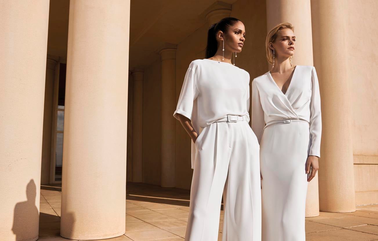 Noivas com vestidos de noiva civil simples longos com mangas longas e com acessórios brincos    