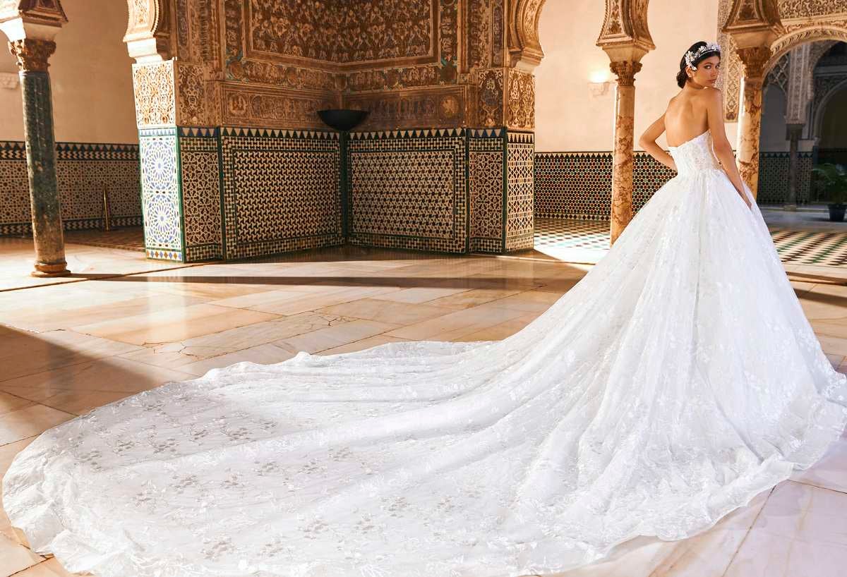Noiva a usar um vestido princesa de cauda longa e uma tiara