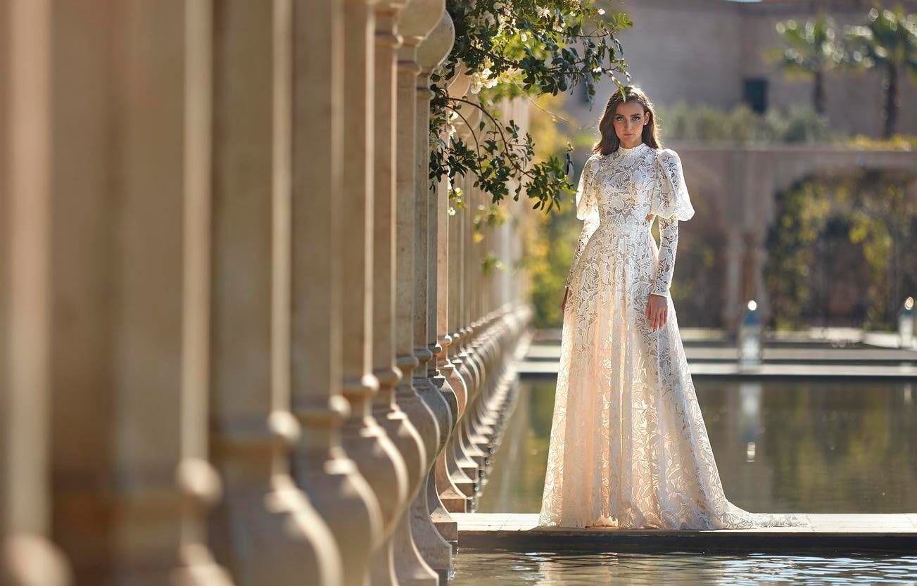 Noiva com vestido de mangas longas bordado de corte princesa com tiara floral e penteado cabelos soltos