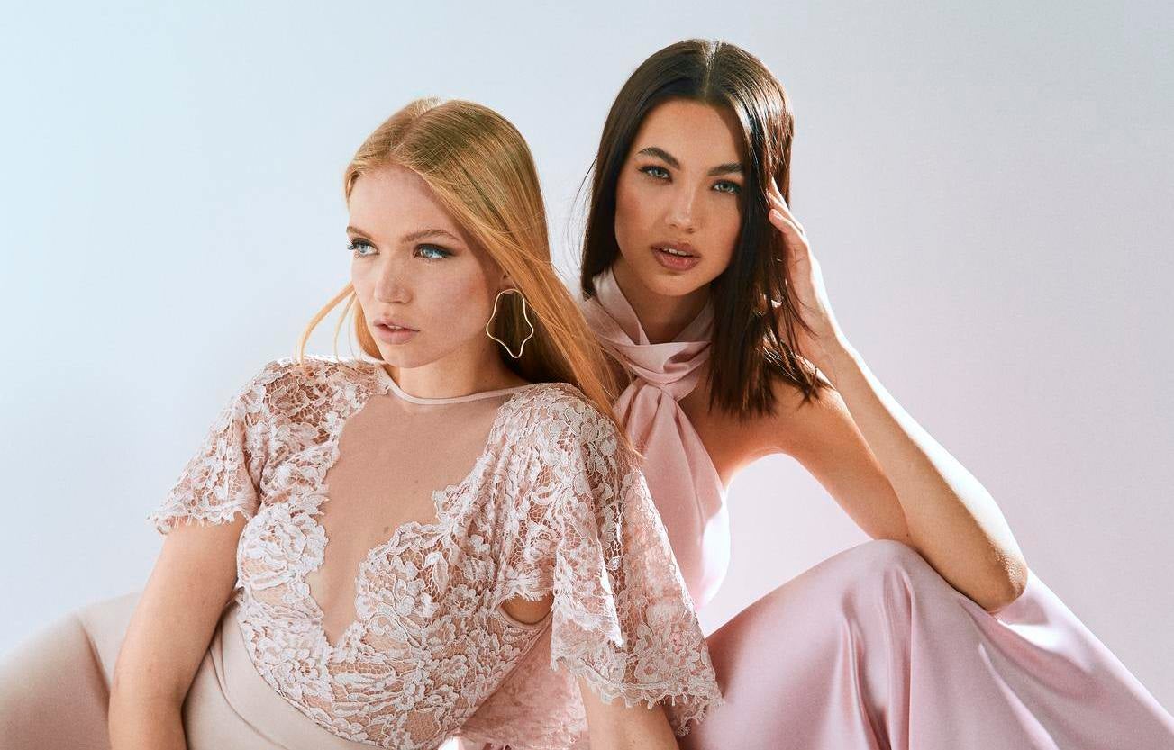 Damas de honor com vestidos rosa, um vestido com decote V de renda e um vestido fluido