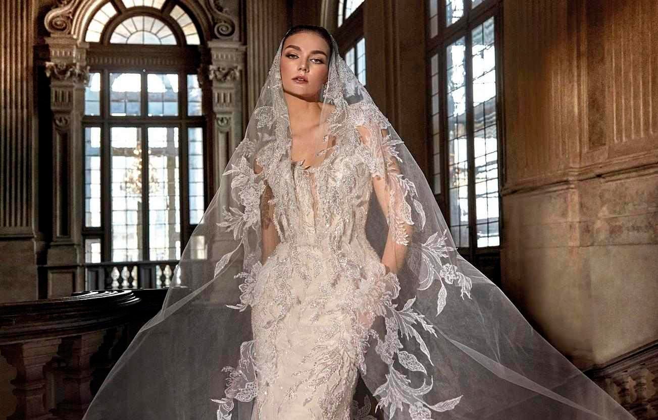 Mujer luciendo vestido de novia desmontable 