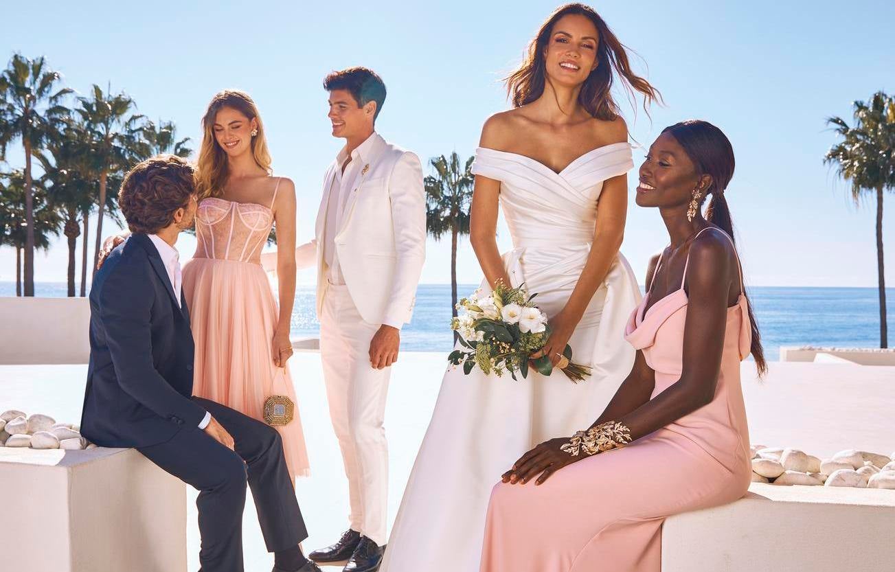 Grupo de convidados demonstram o que têm vestido para casamento no verão com vestidos longos rosa