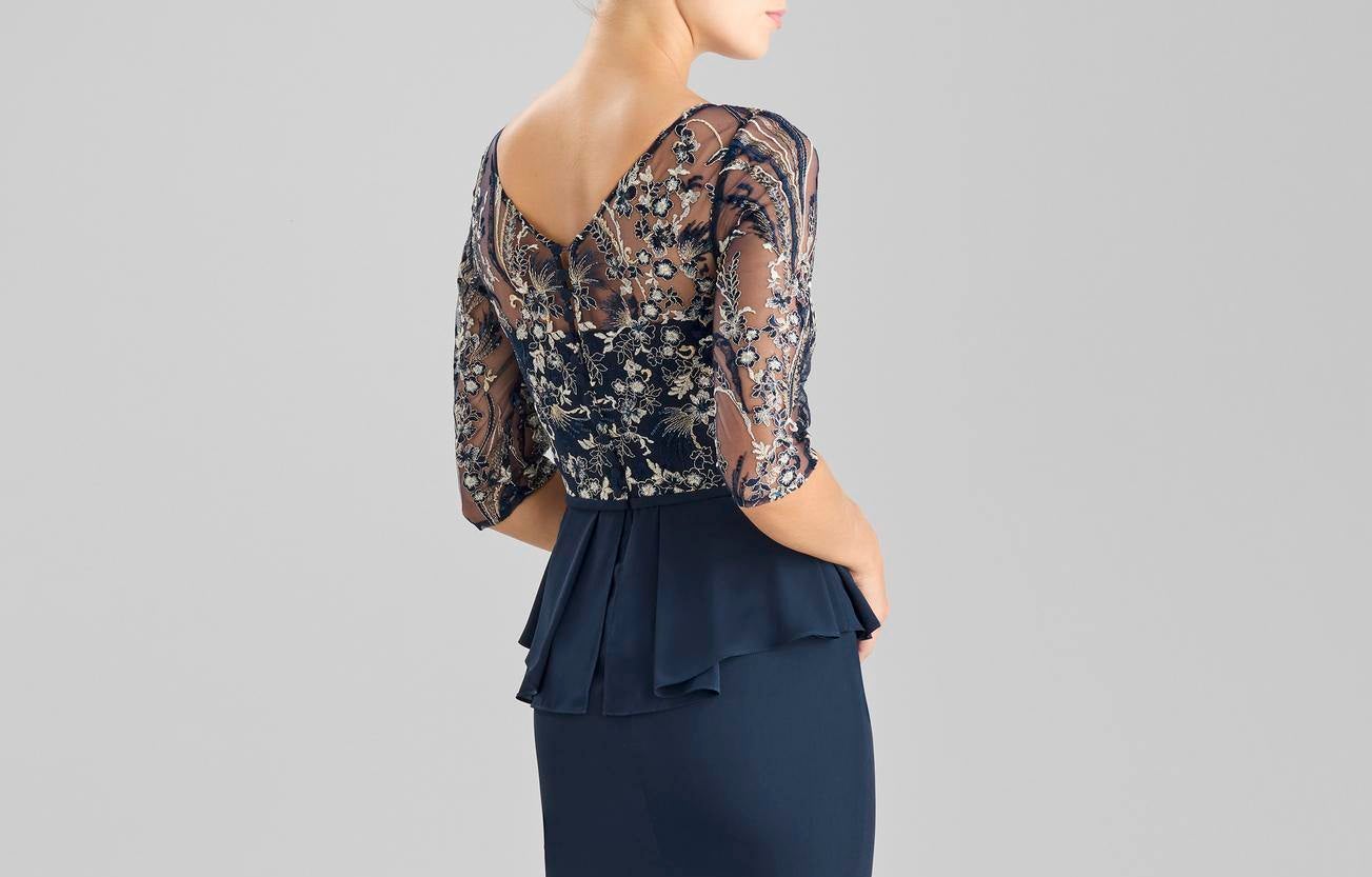 Modella di spalle che indossa un abito elegante per la mamma della sposa.