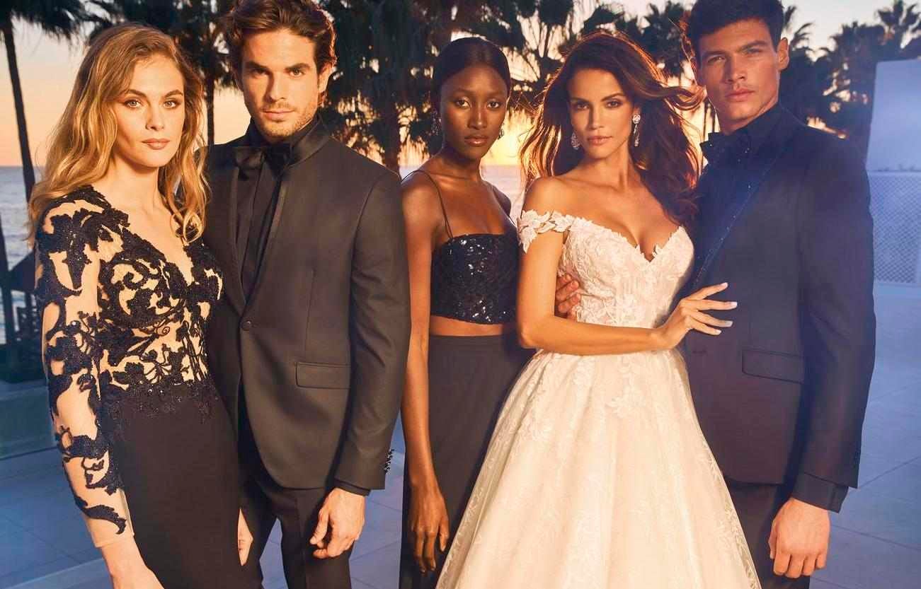 Państwo młodzi mężczyzna oraz dwie kobiety ubrane w czarne sukienki na wesele