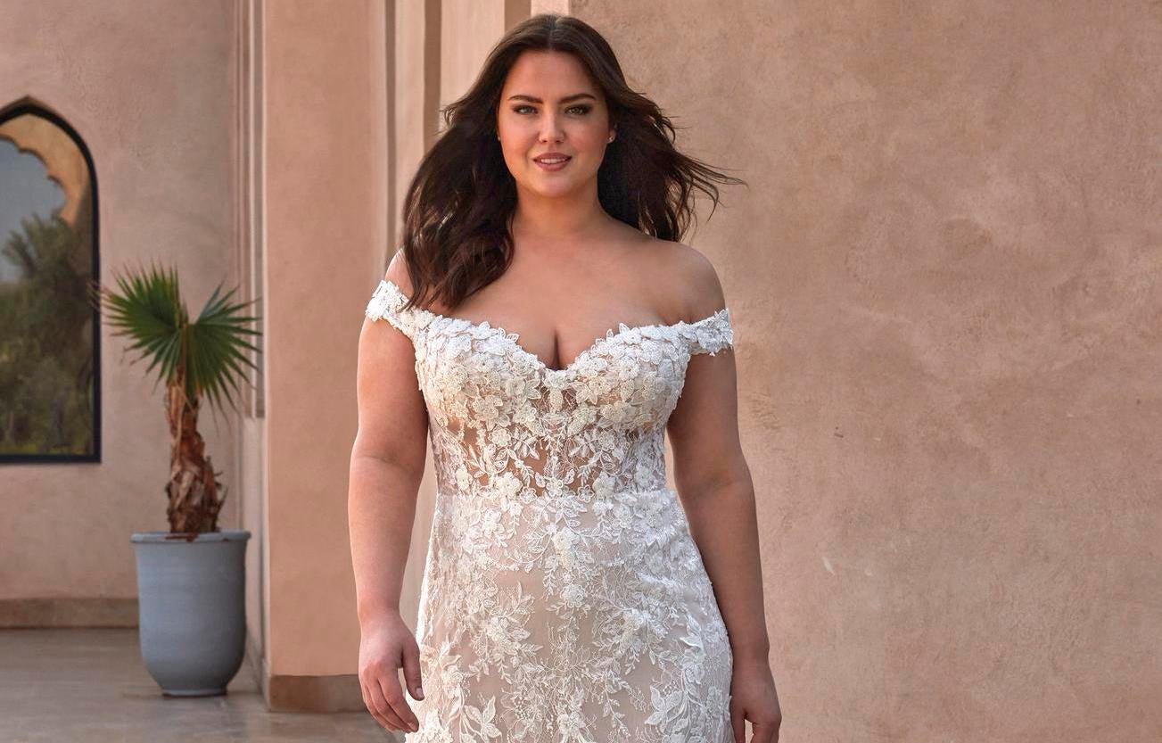 Donna curvy in primo piano che indossa un abito da sposa in pizzo