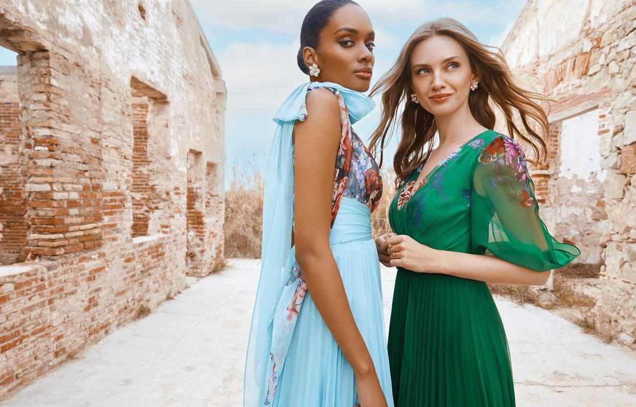 Dwie kobiety w plenerze stojące obok siebie ubrane w suknie idealne dla świadkowych