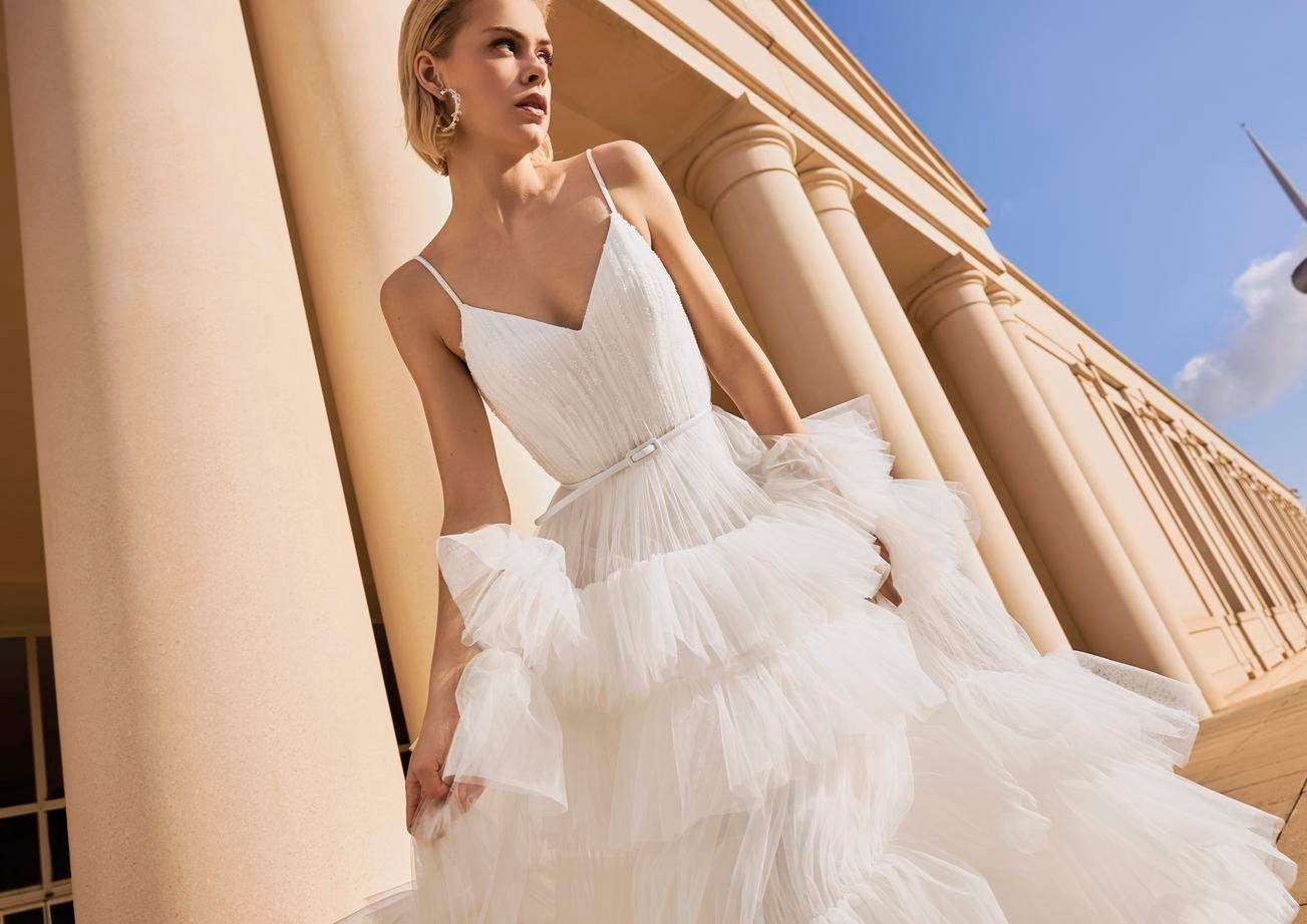 Une femme élégamment vêtue d'une tenue de cérémonie pour son mariage laïque.