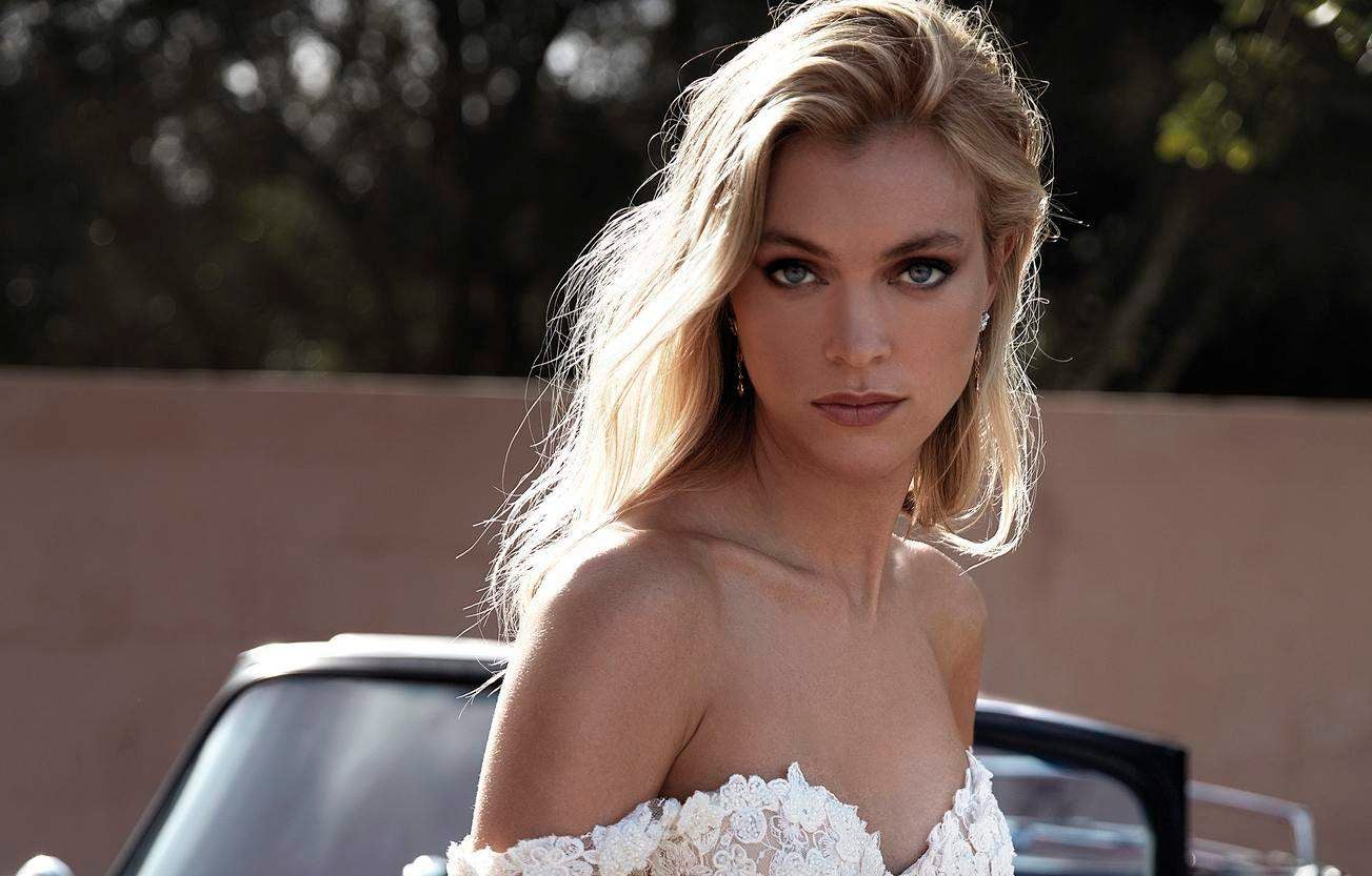 Blond włosa panna młoda w wyrazistym makijażu ślubnym z podkreślonym okiem i ustami w kolorze nude