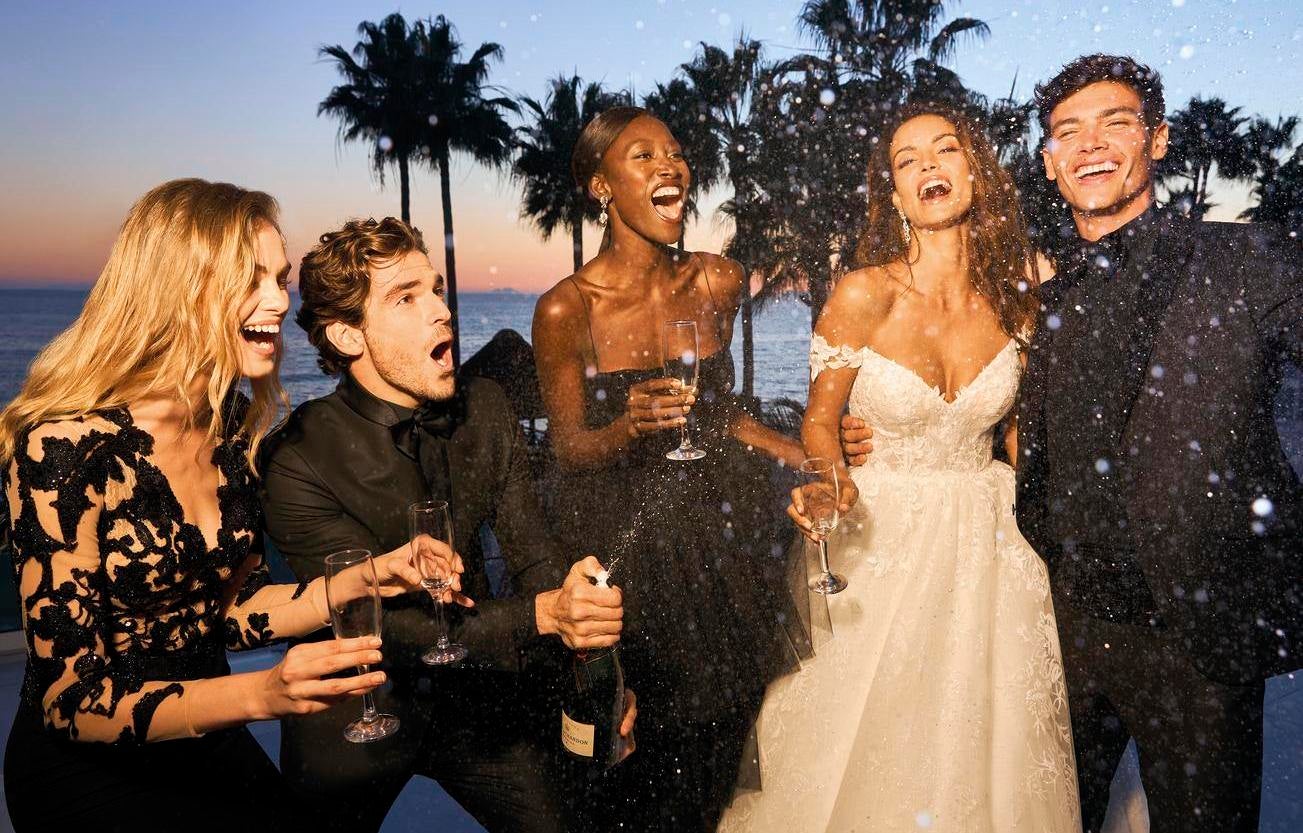 Νύφη και γαμπρός διασκεδάζουν με τους φίλους τους στη γαμήλια δεξίωση 