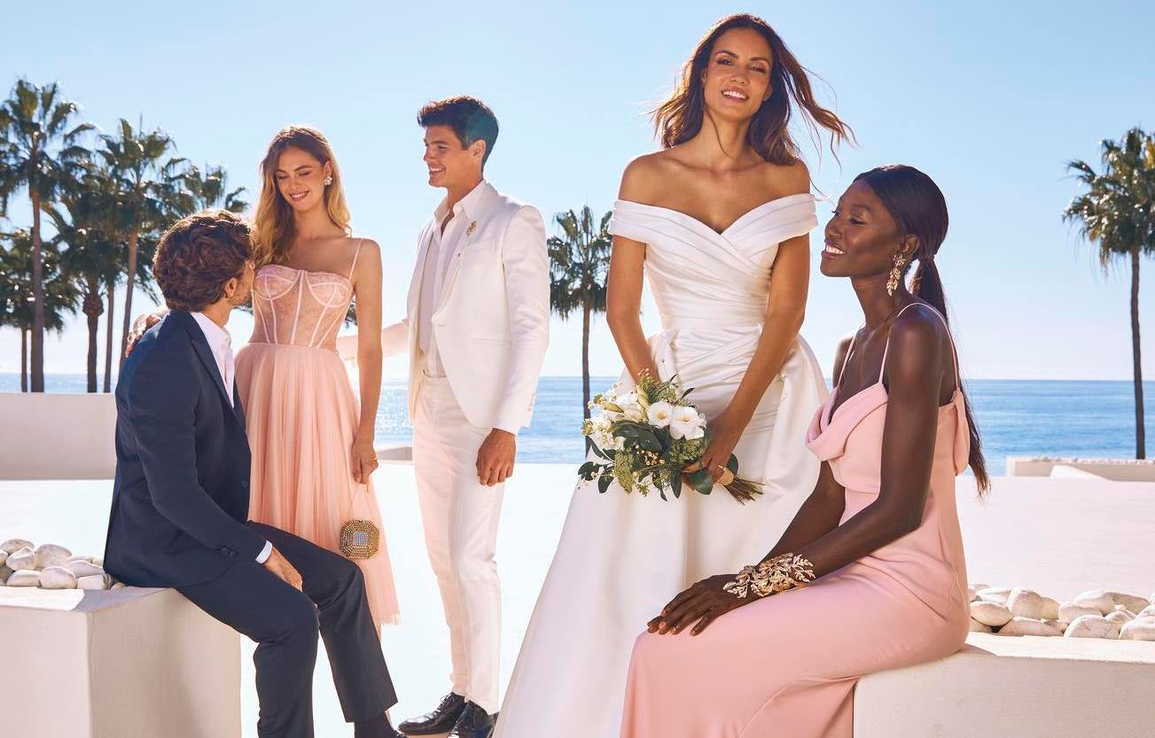 Γαμπρός και νύφη διασκεδάζουν με τους αγαπημένους τους φίλους την ημέρα του γάμου 