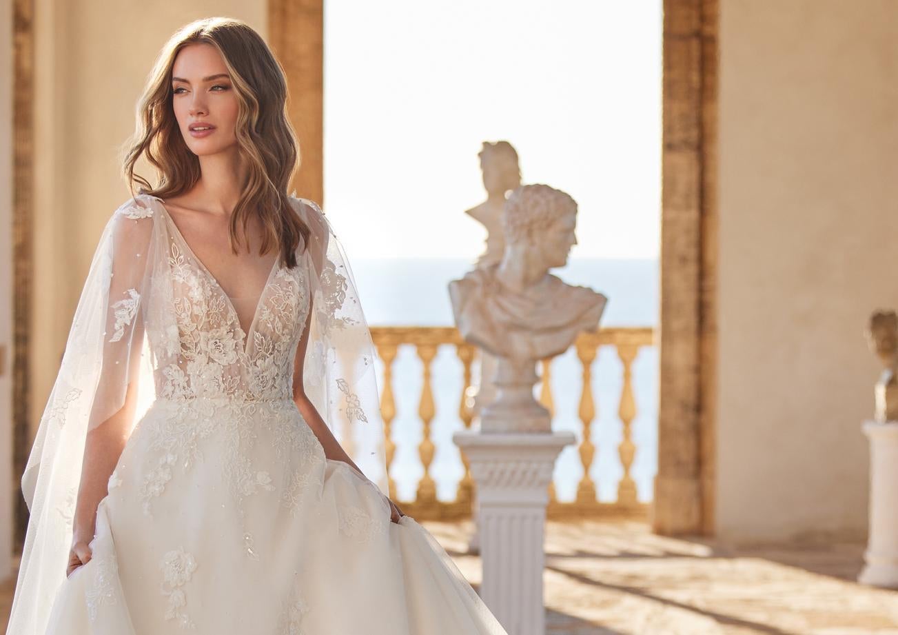 Νύφη με όμορφο μακιγιάζ και εντυπωσιακό φόρεμα με απλικέ δαντέλα